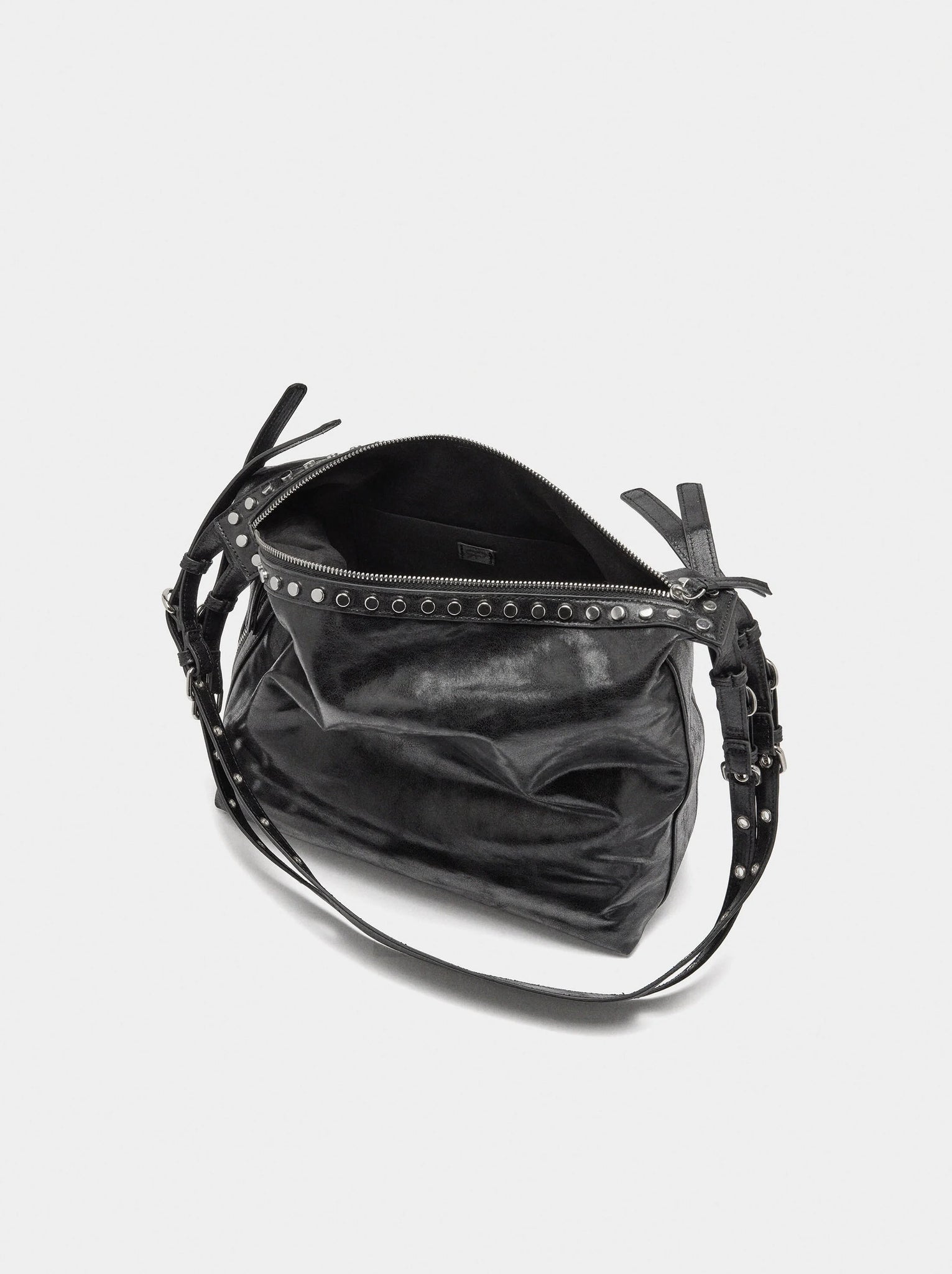 Bolso de hombro con tachuelas