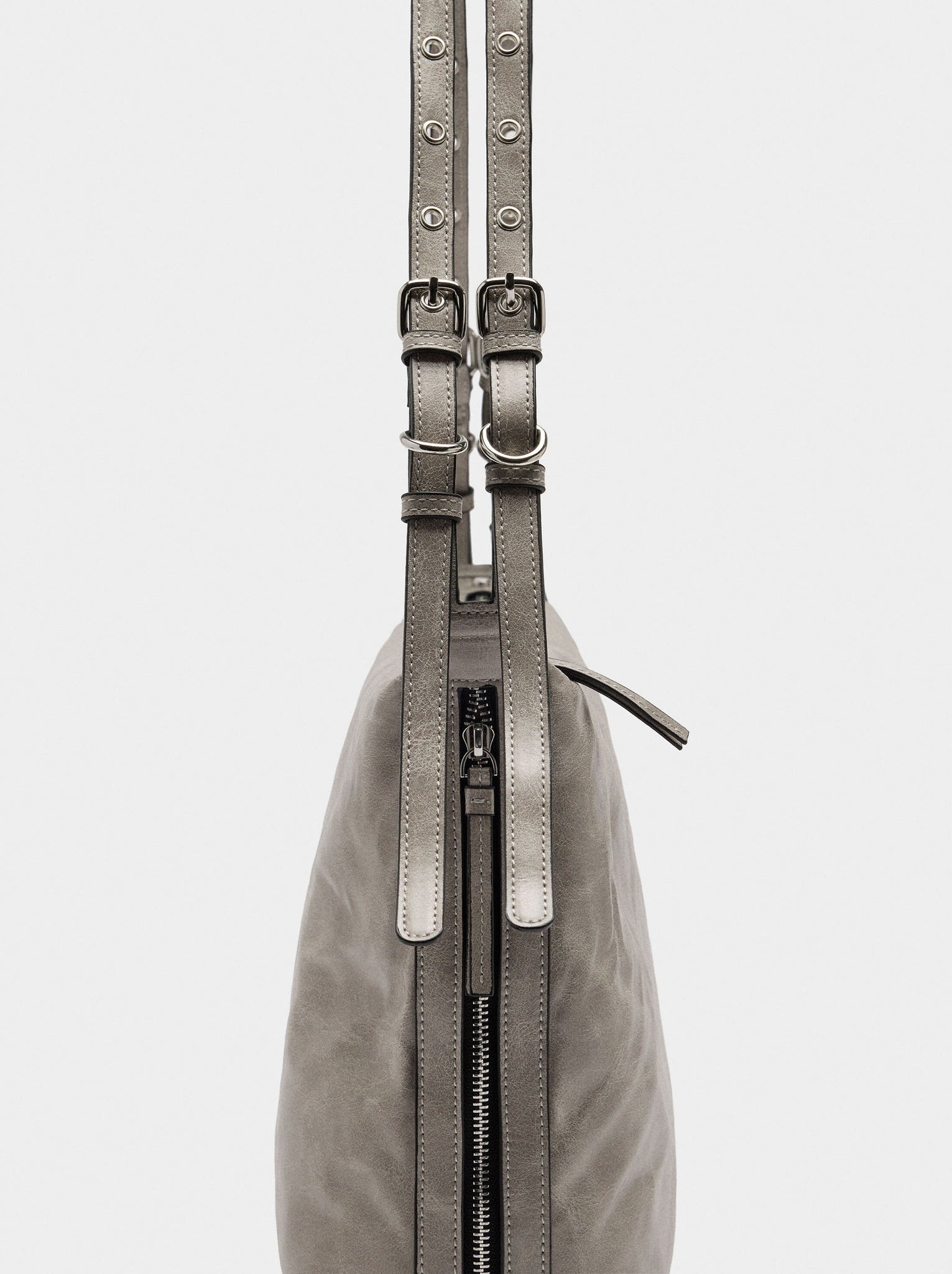 Bolso de hombro con tachuelas