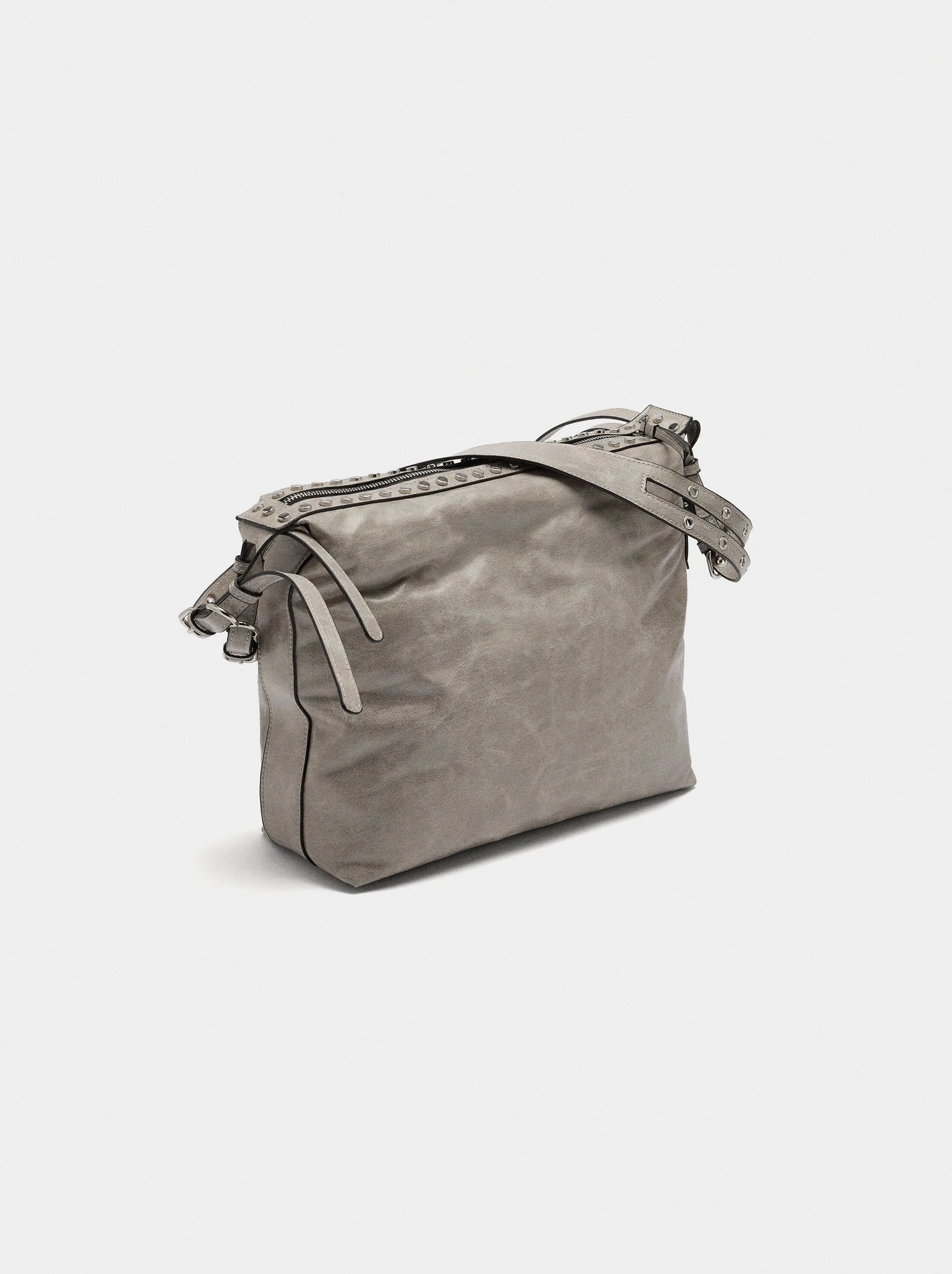Bolso de hombro con tachuelas