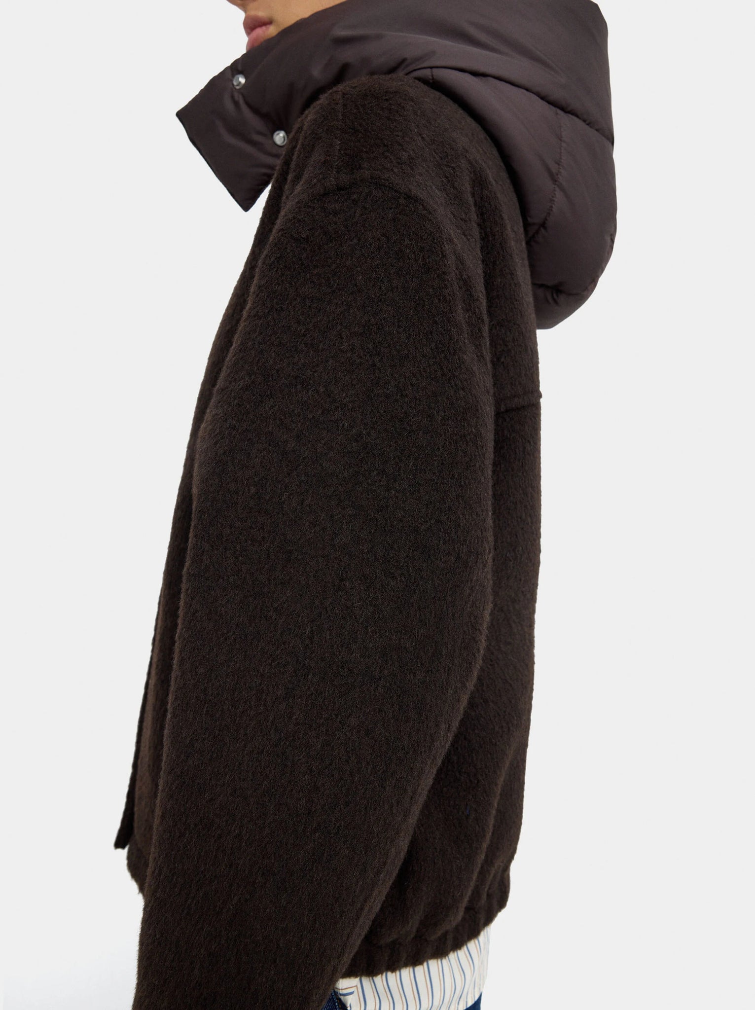 Chaqueta con capucha y bolsillos laterales