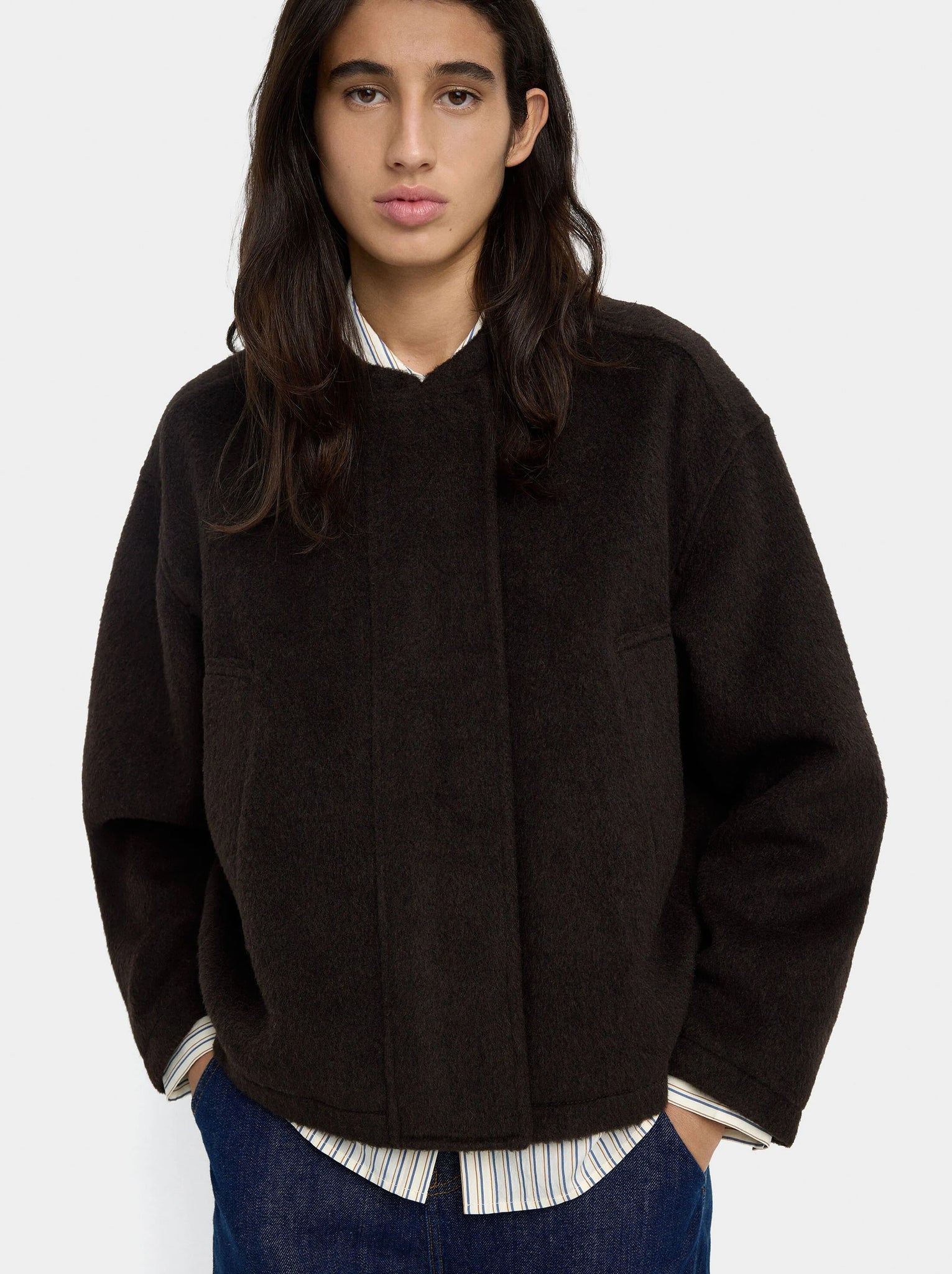 Chaqueta con capucha y bolsillos laterales