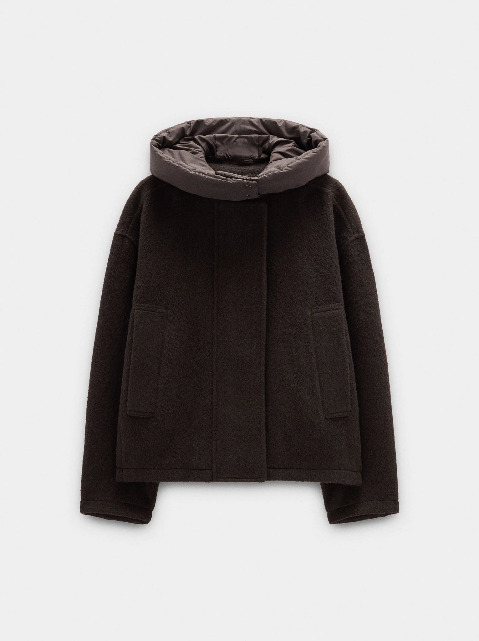 Chaqueta con capucha y bolsillos laterales