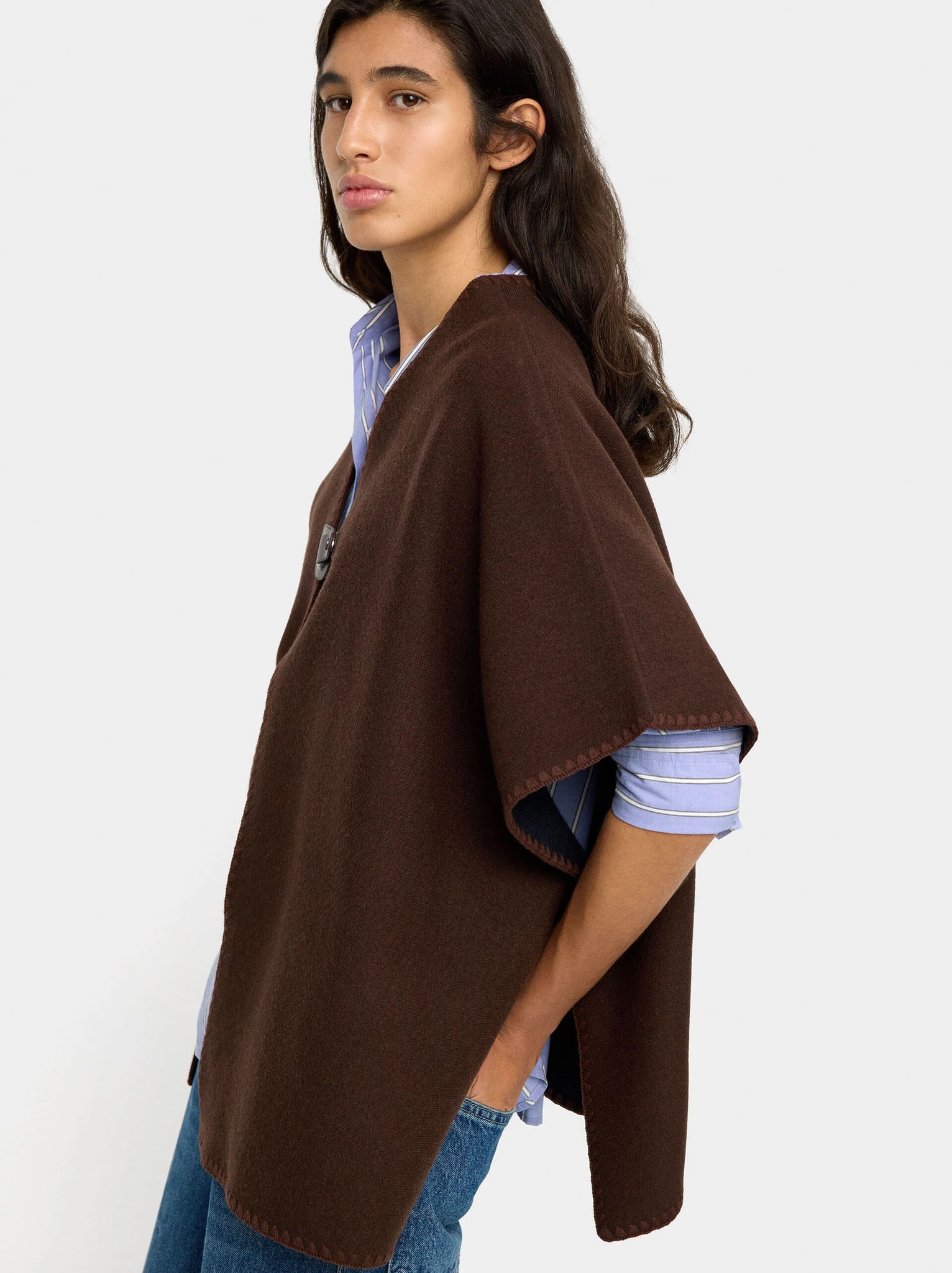 Poncho de punto con hebilla