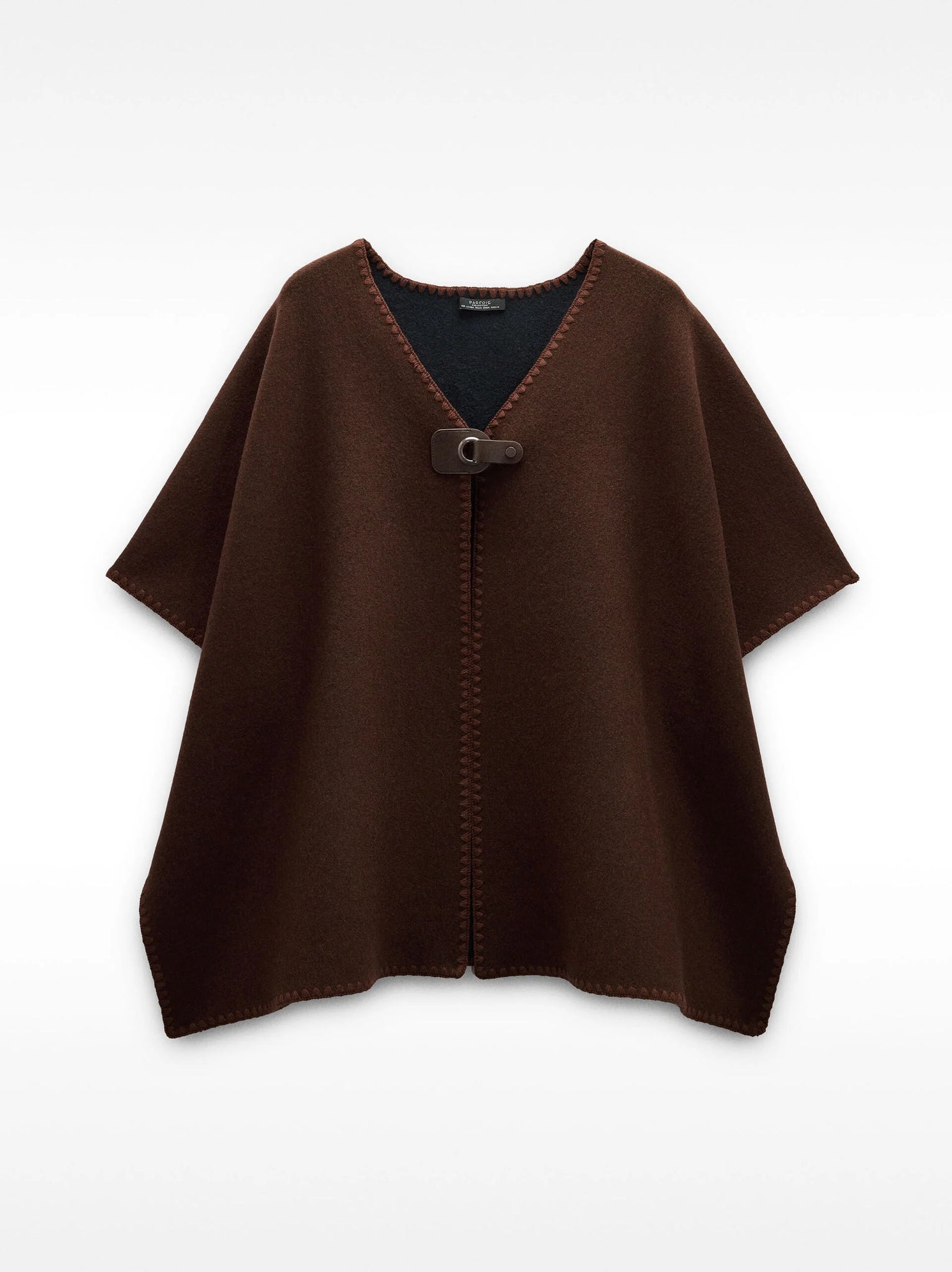 Poncho de punto con hebilla