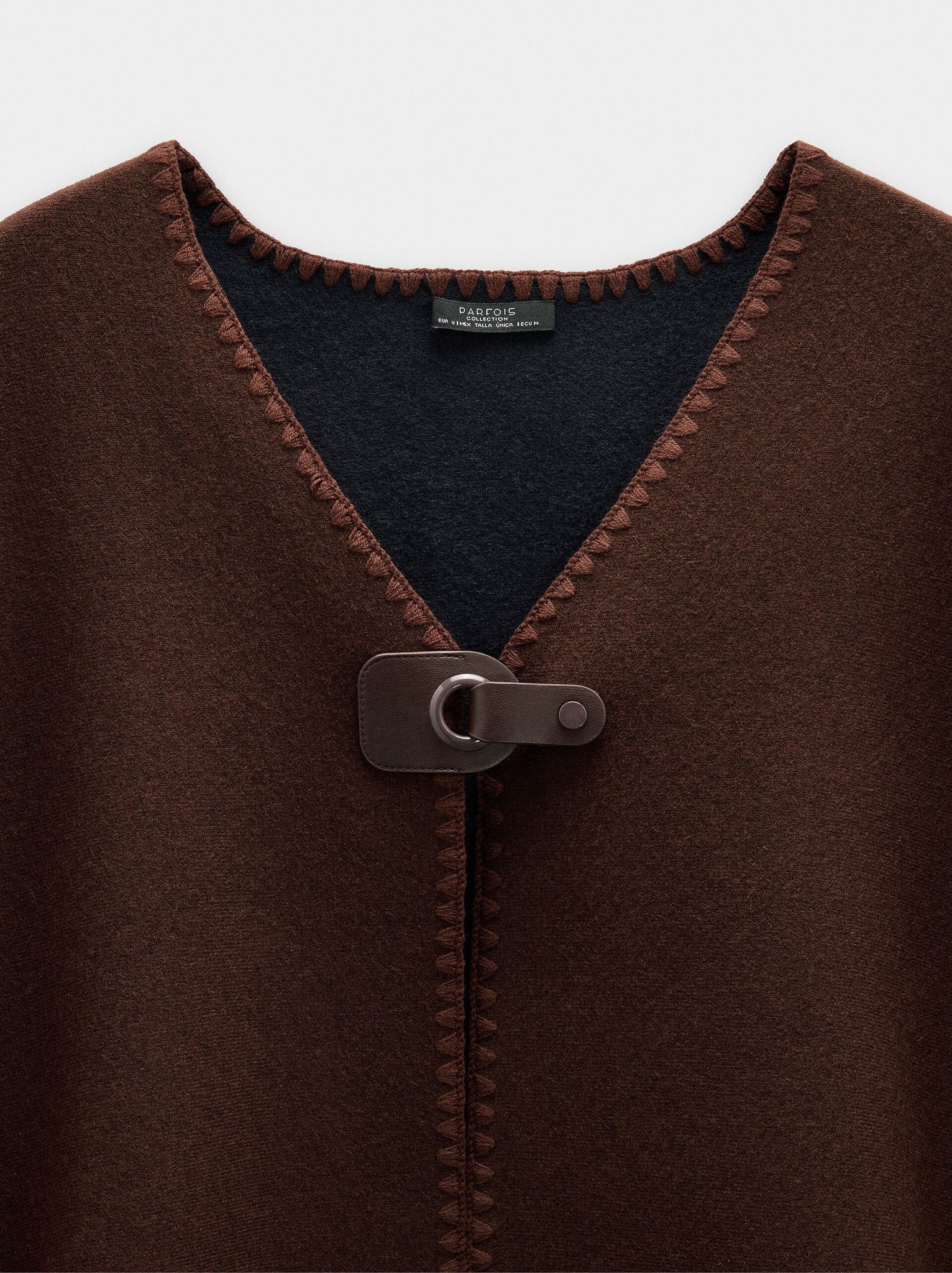 Poncho de punto con hebilla