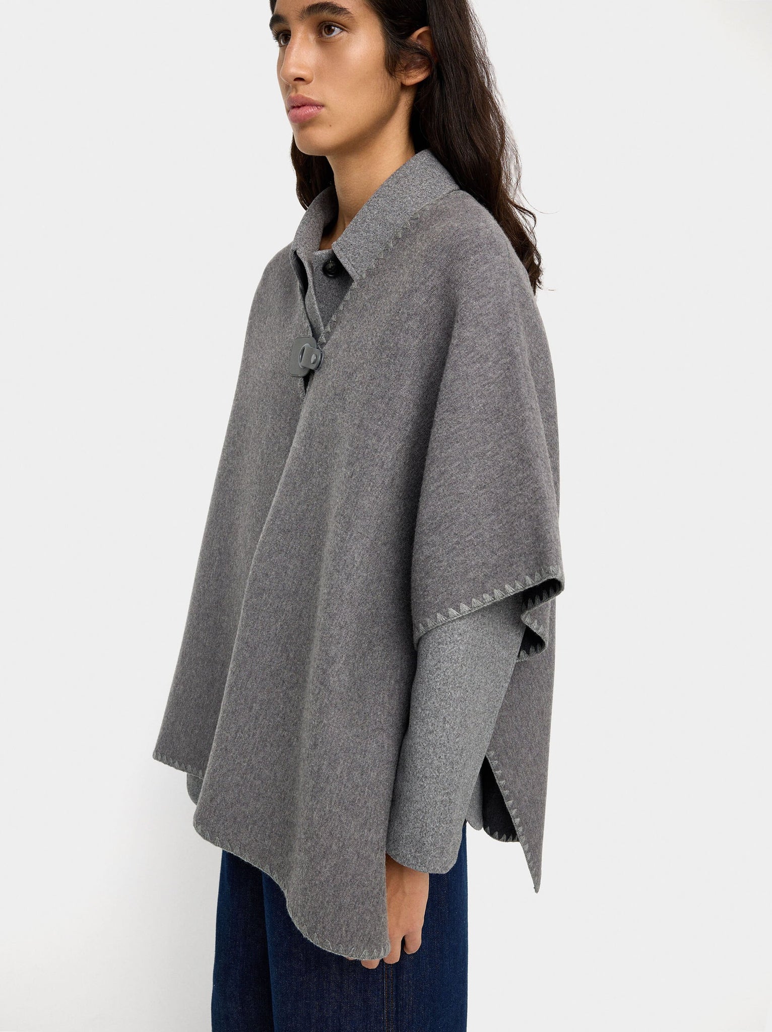 Poncho de punto con hebilla