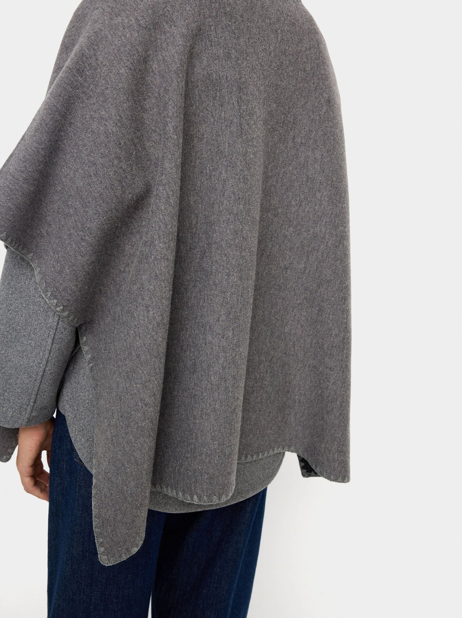 Poncho de punto con hebilla