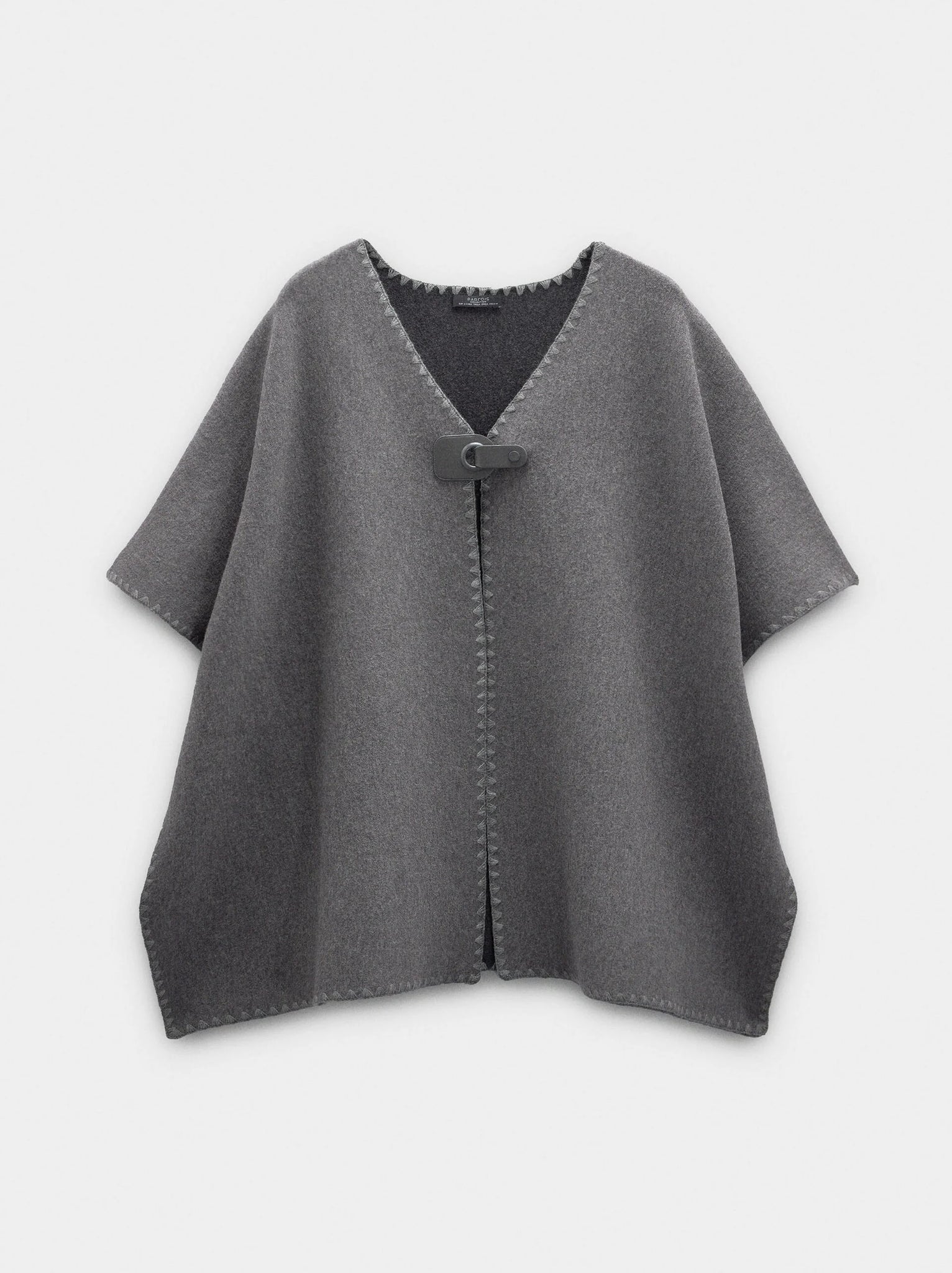 Poncho de punto con hebilla