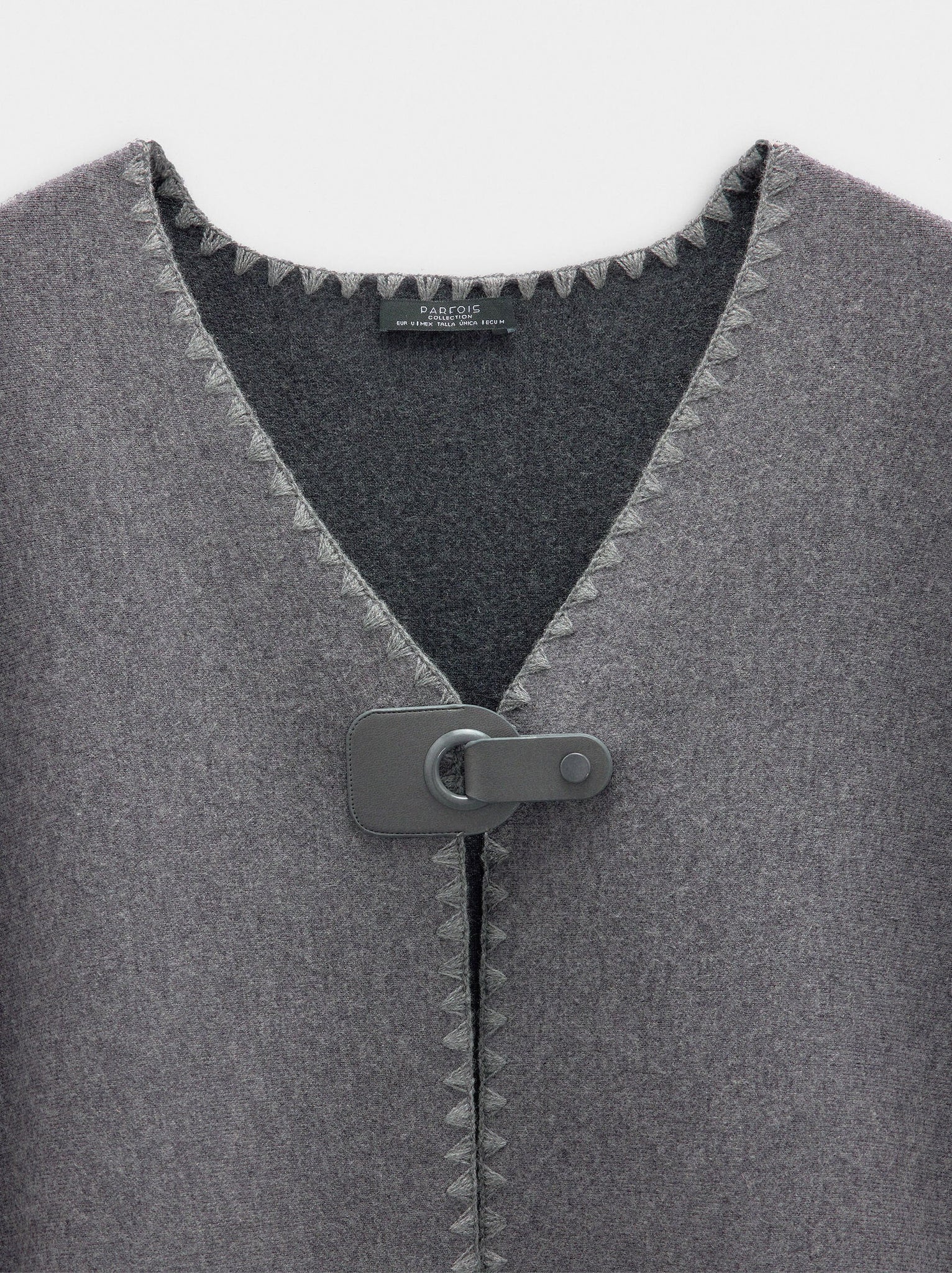 Poncho de punto con hebilla