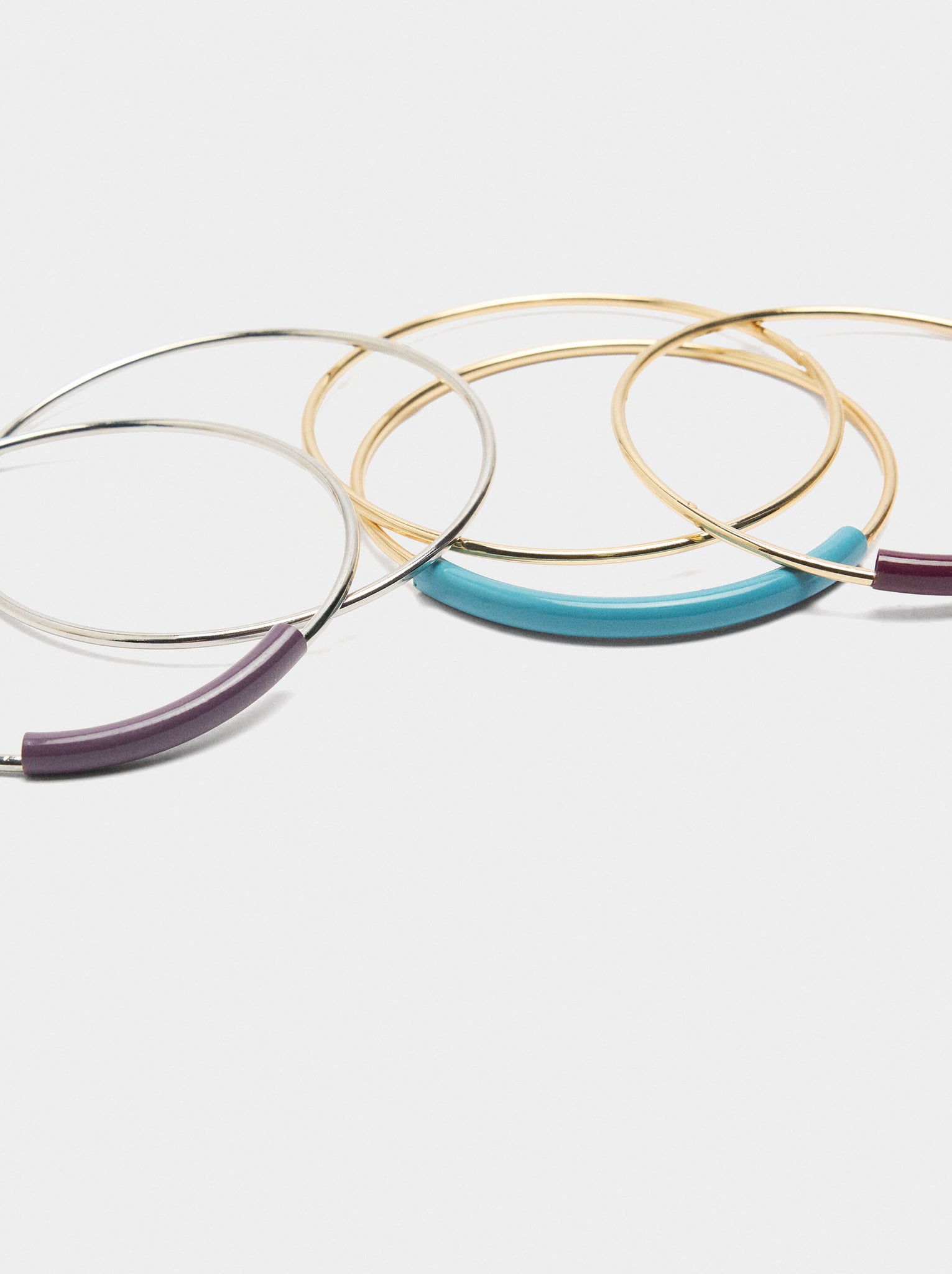 Set de pulseras con esmalte