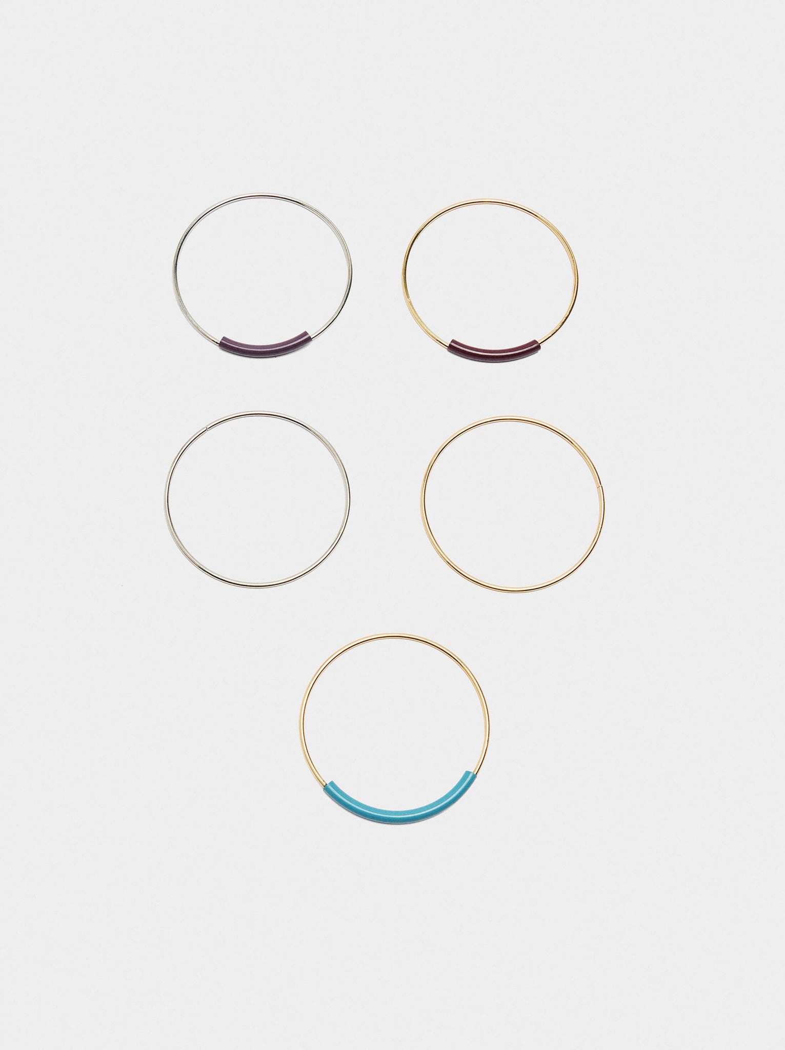Set de pulseras con esmalte