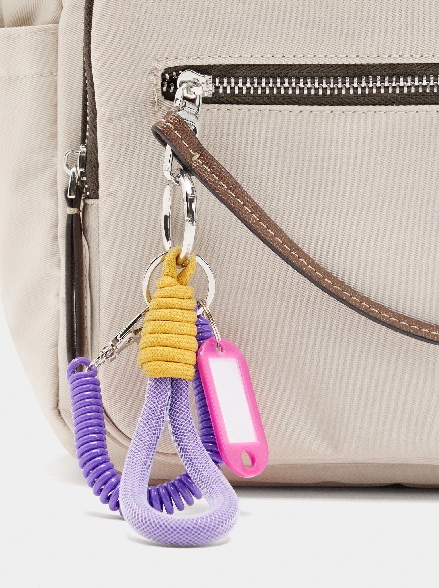 Mochila de nylon con colgante