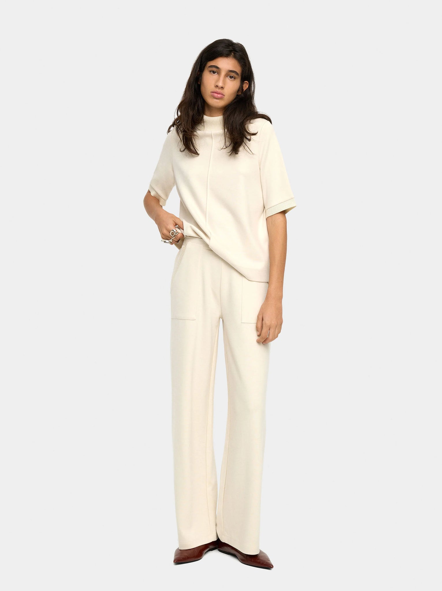 Pantalón con bolsillos y cintura elástica