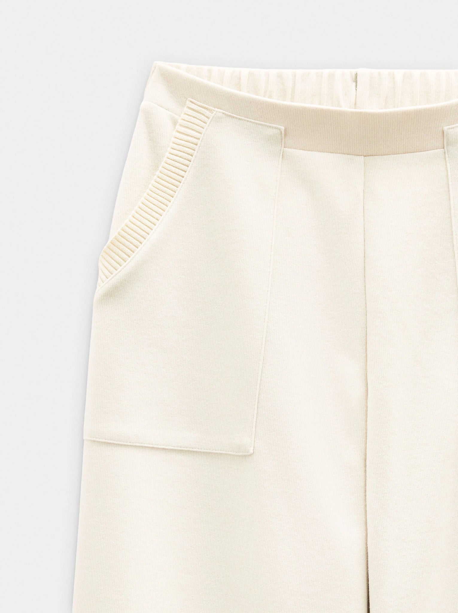 Pantalón con bolsillos y cintura elástica