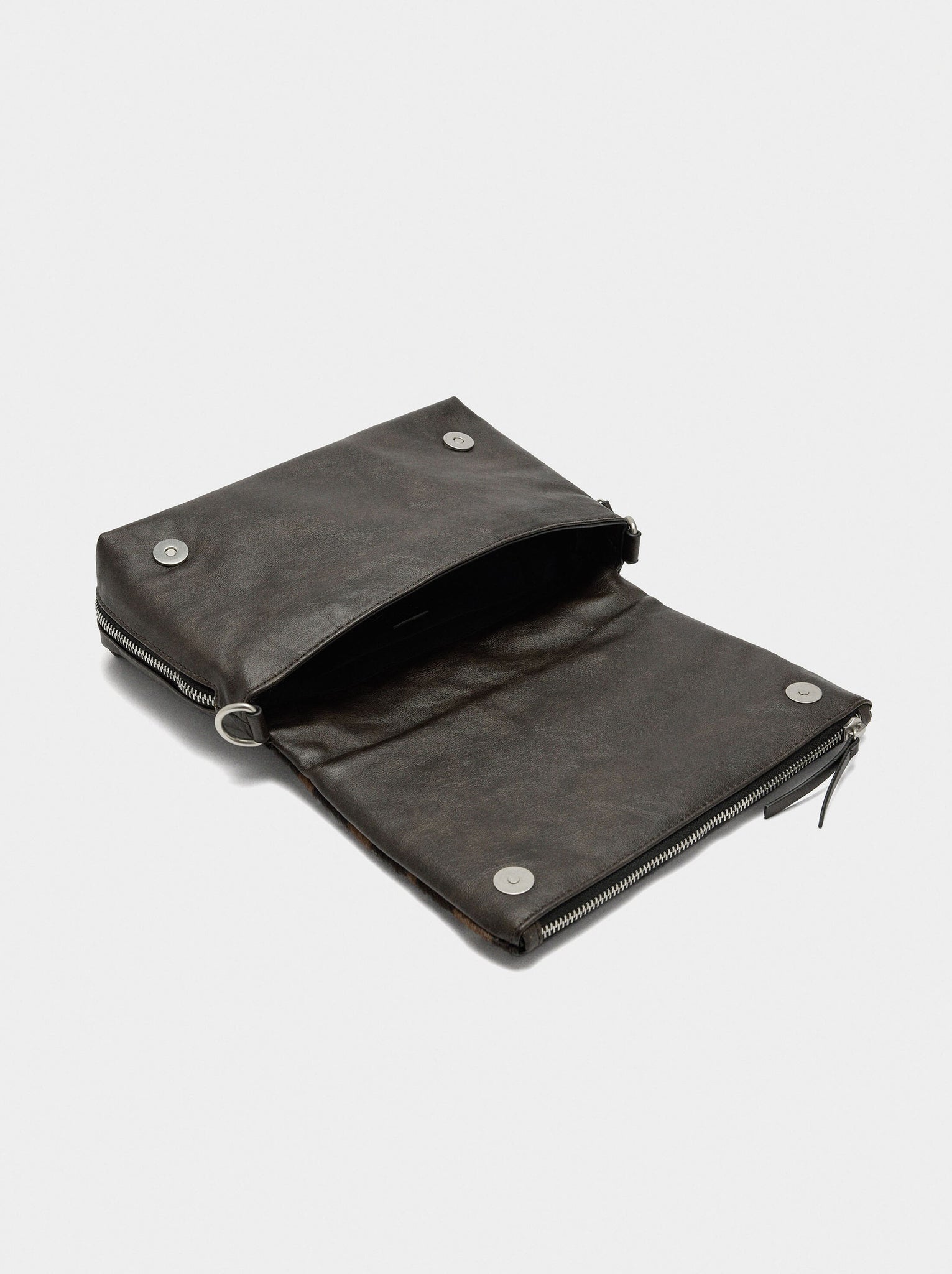 Bolso de hombro detalles de piel y tachuelas