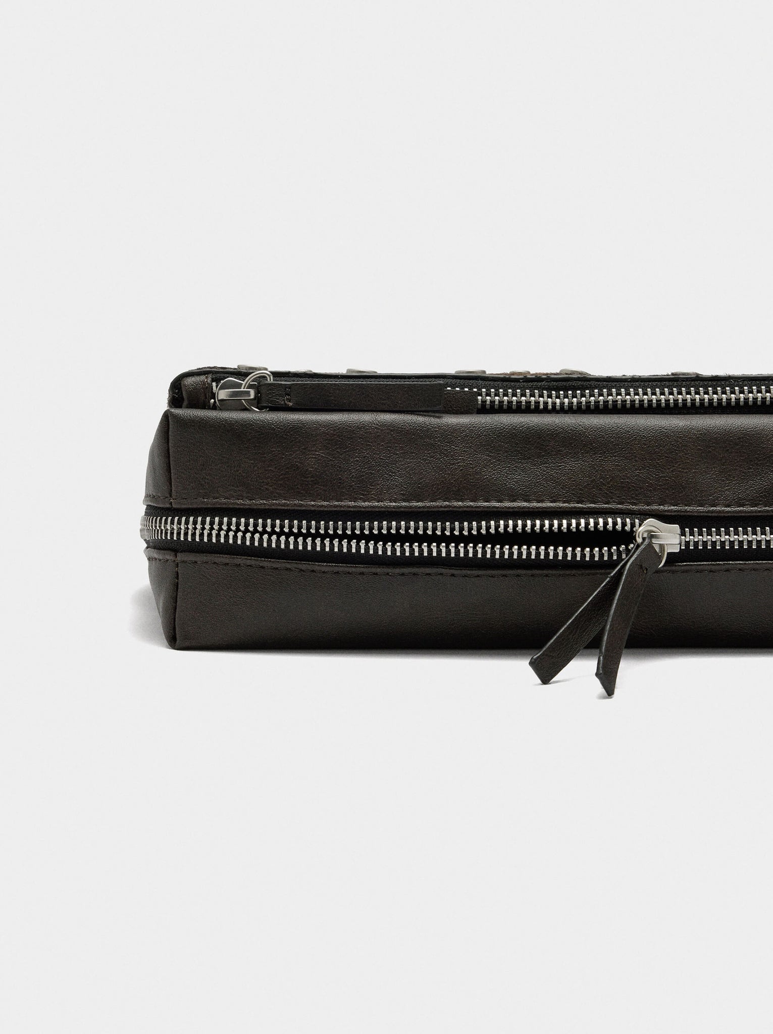 Bolso de hombro detalles de piel y tachuelas