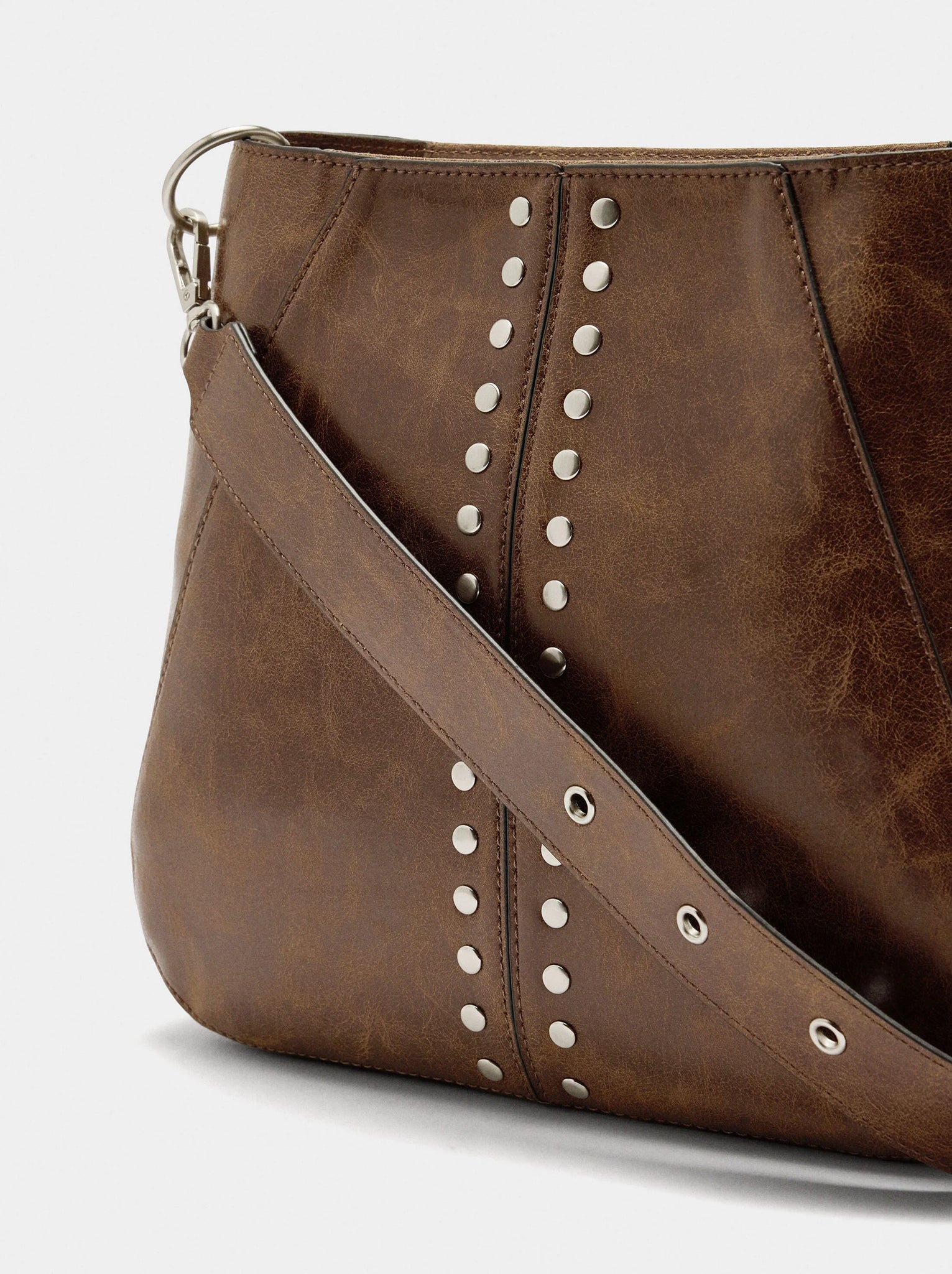 Bolso de hombro con tachuelas