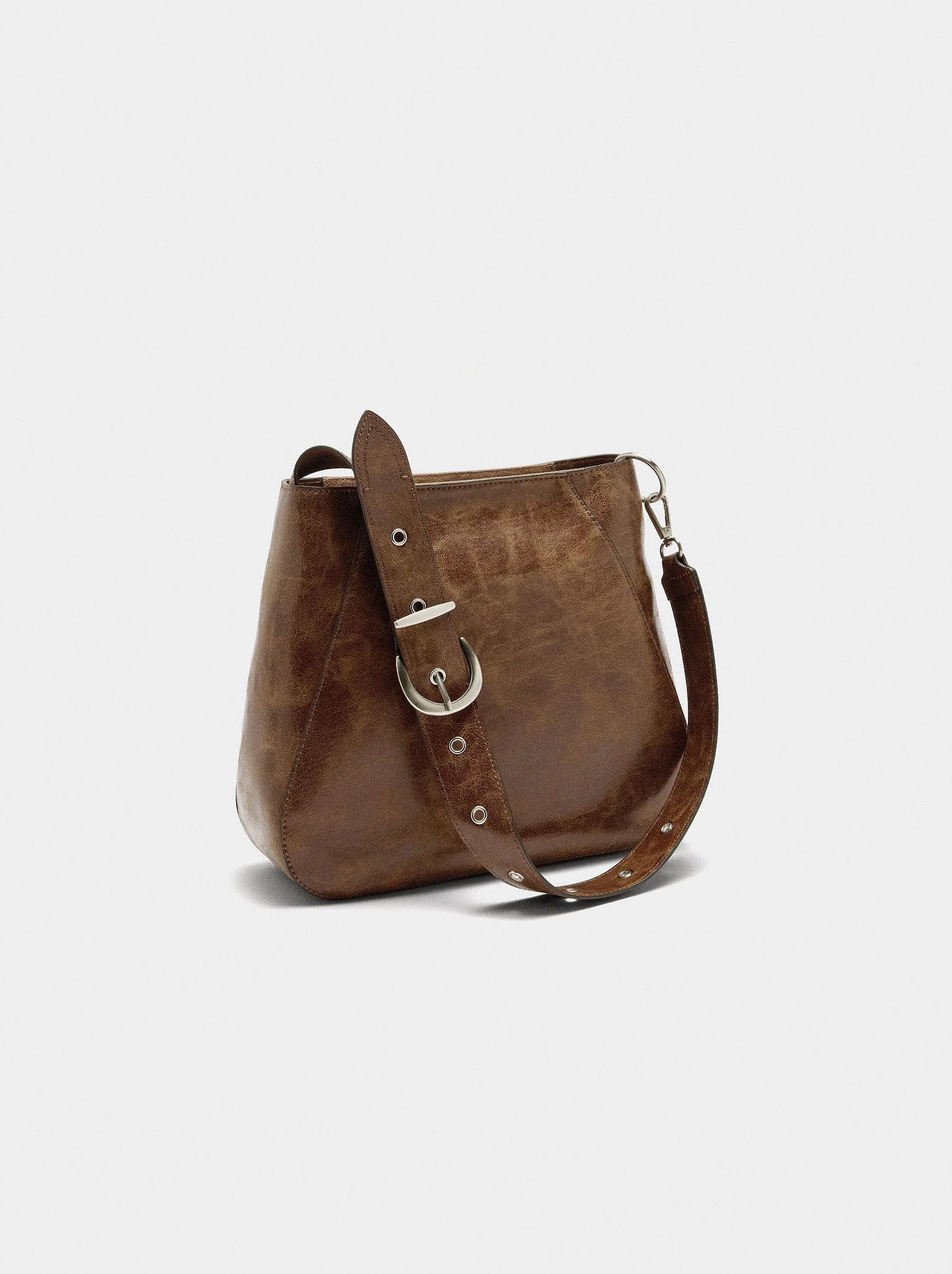 Bolso de hombro con tachuelas