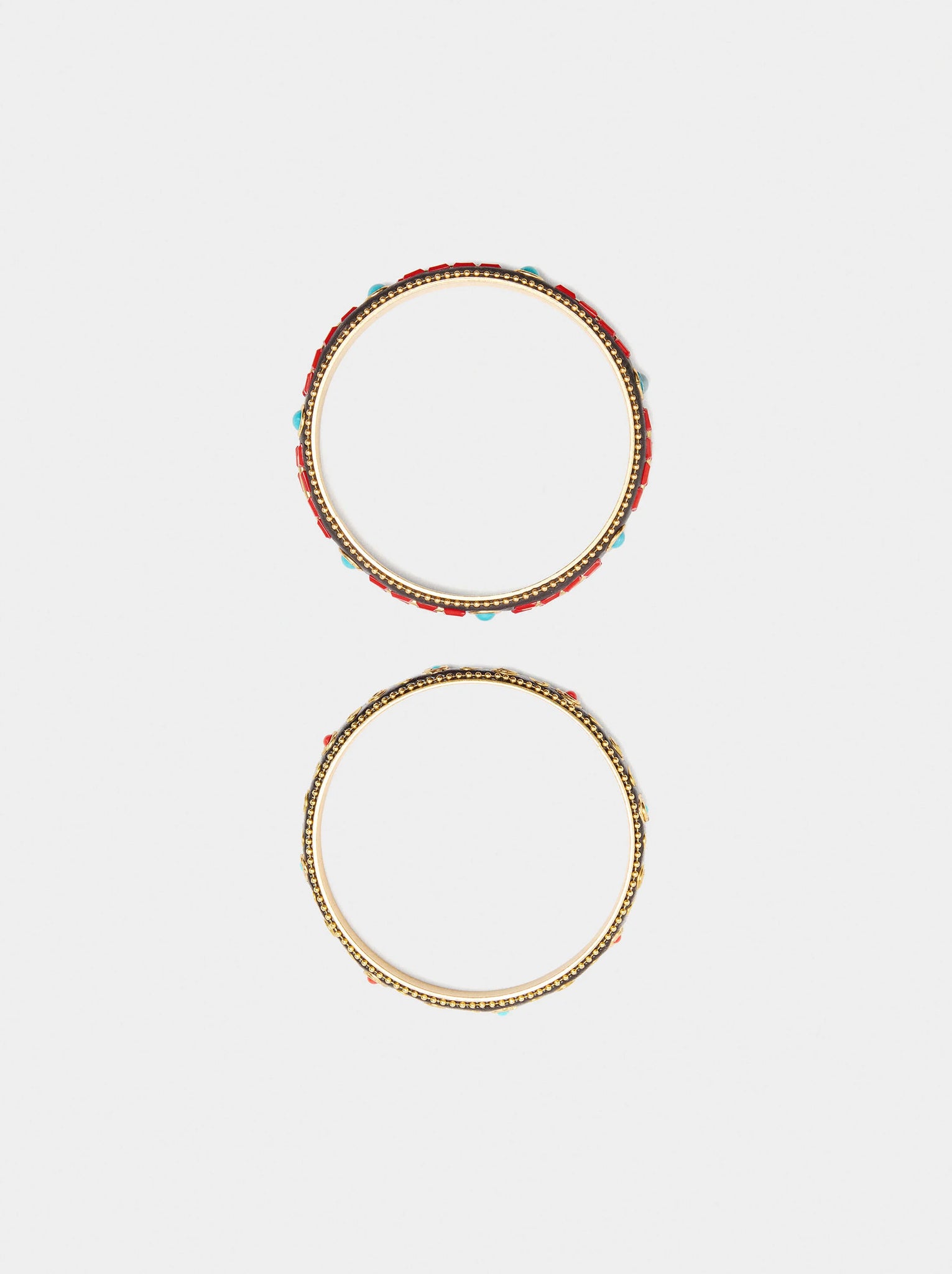 Set de pulseras rígidas con detalles de color