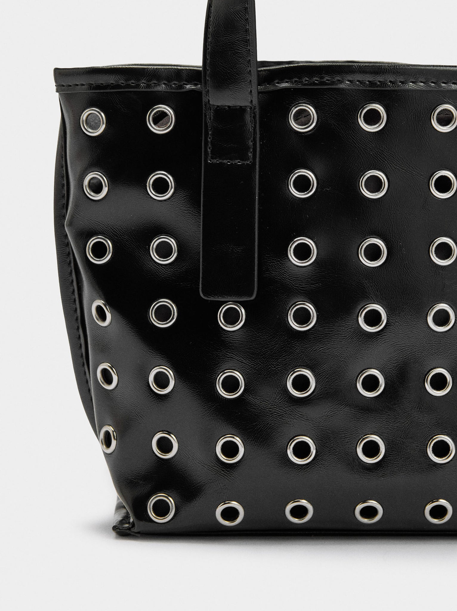 Bolso tote con tachuelas bolso interior