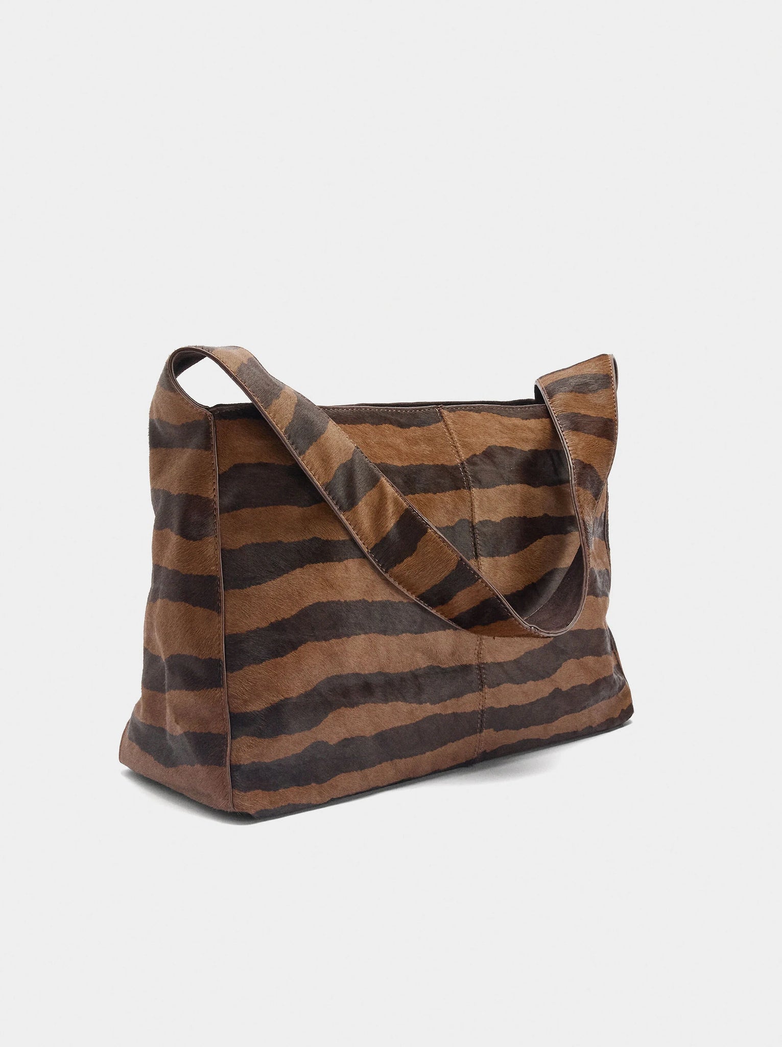 Bolso de mano de piel con tachuelas