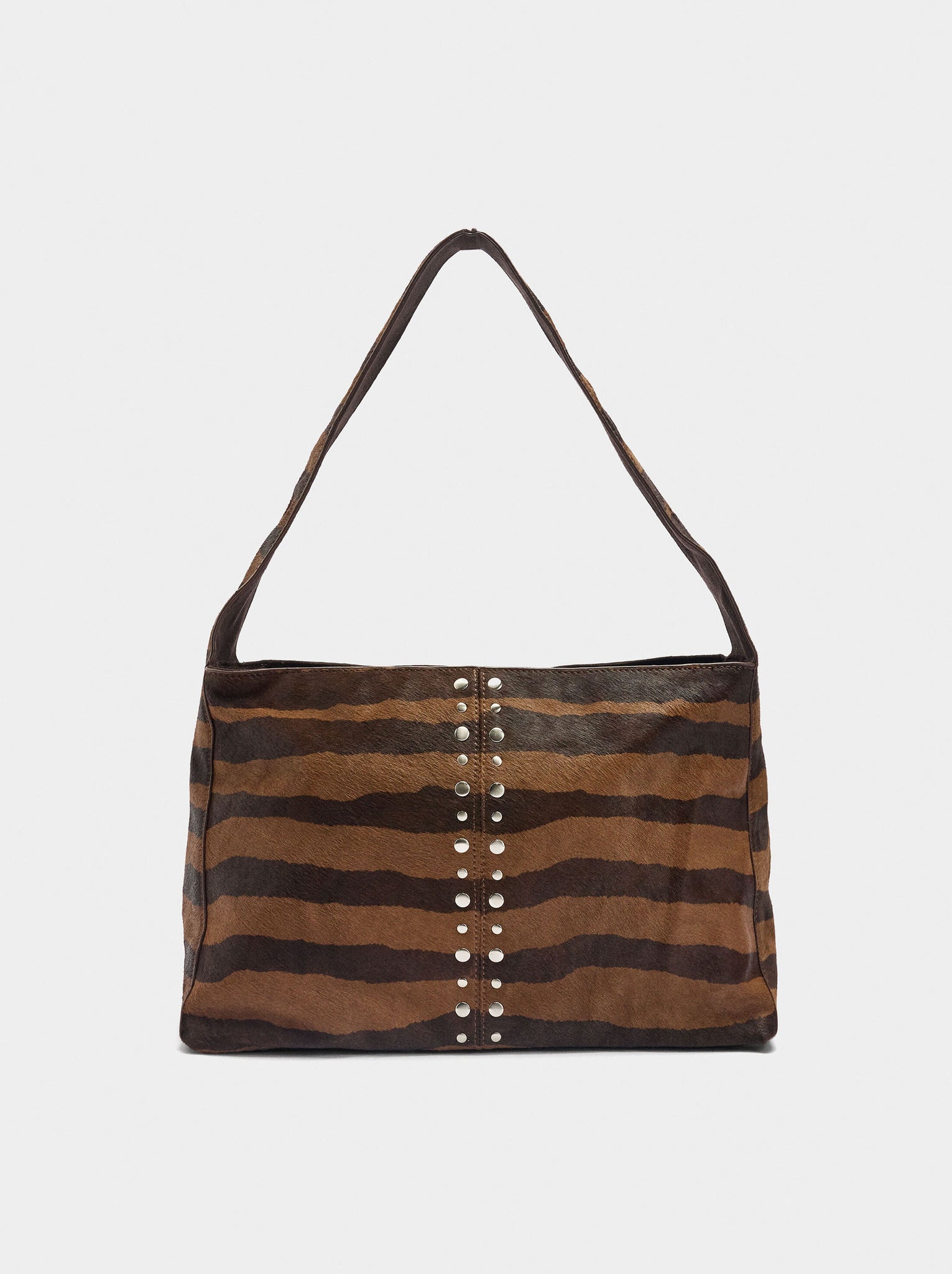 Bolso de mano de piel con tachuelas