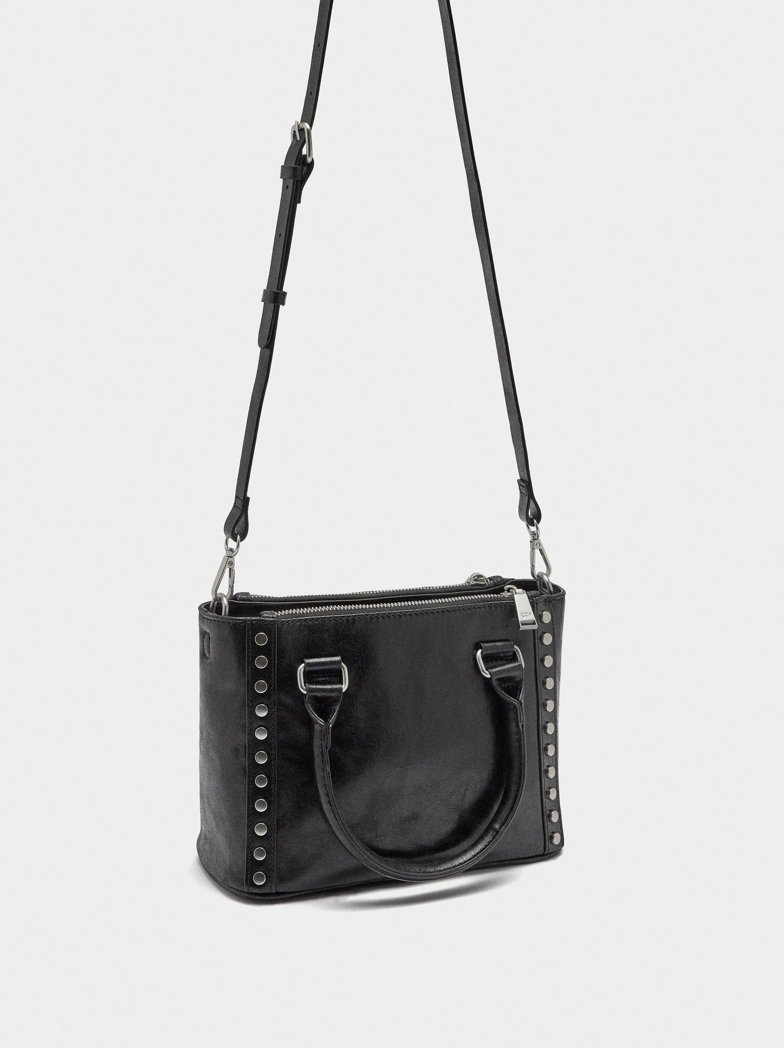 Bolso tote con tachuelas