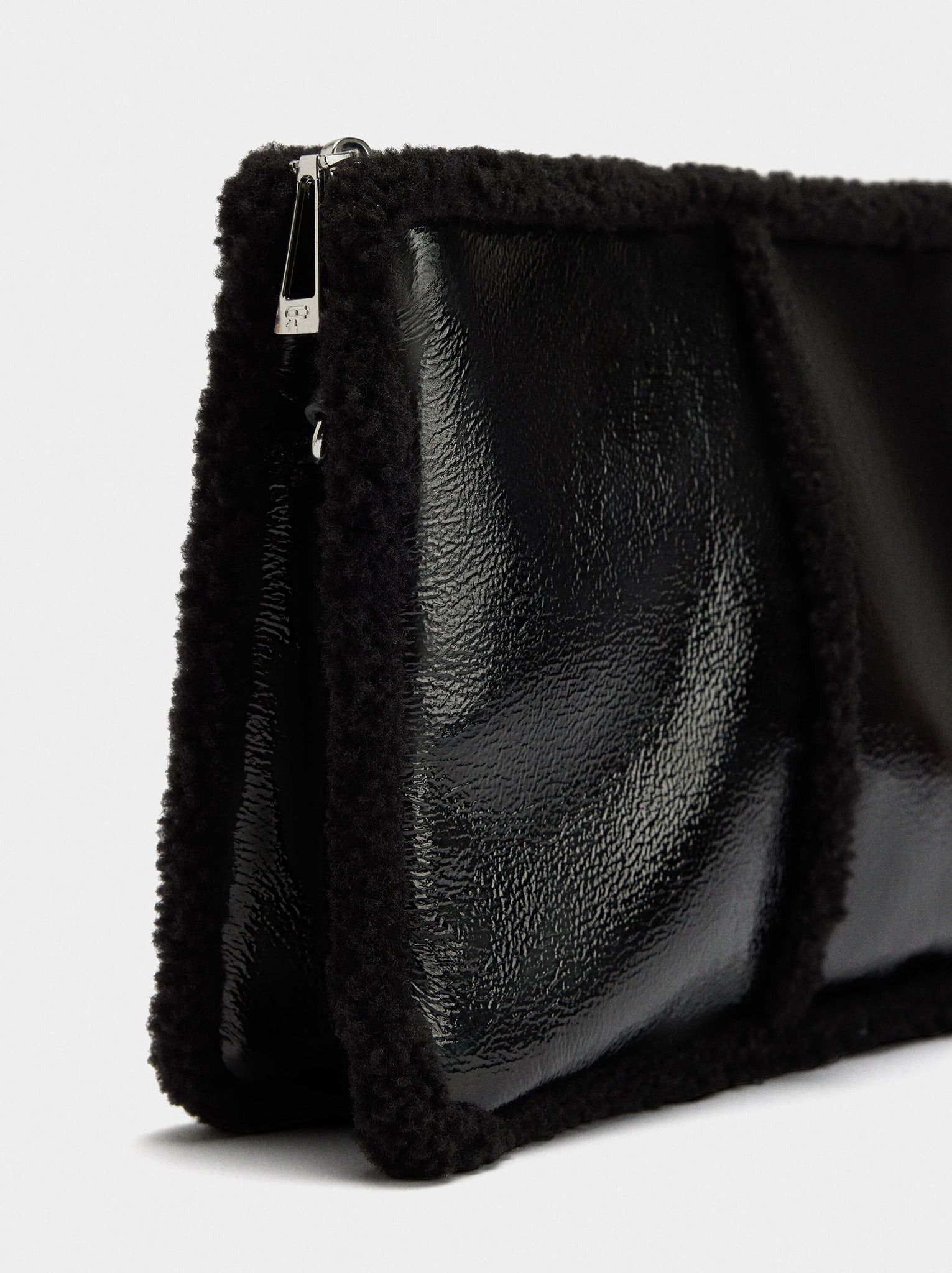 Bolso bandolera bordes efecto pelo