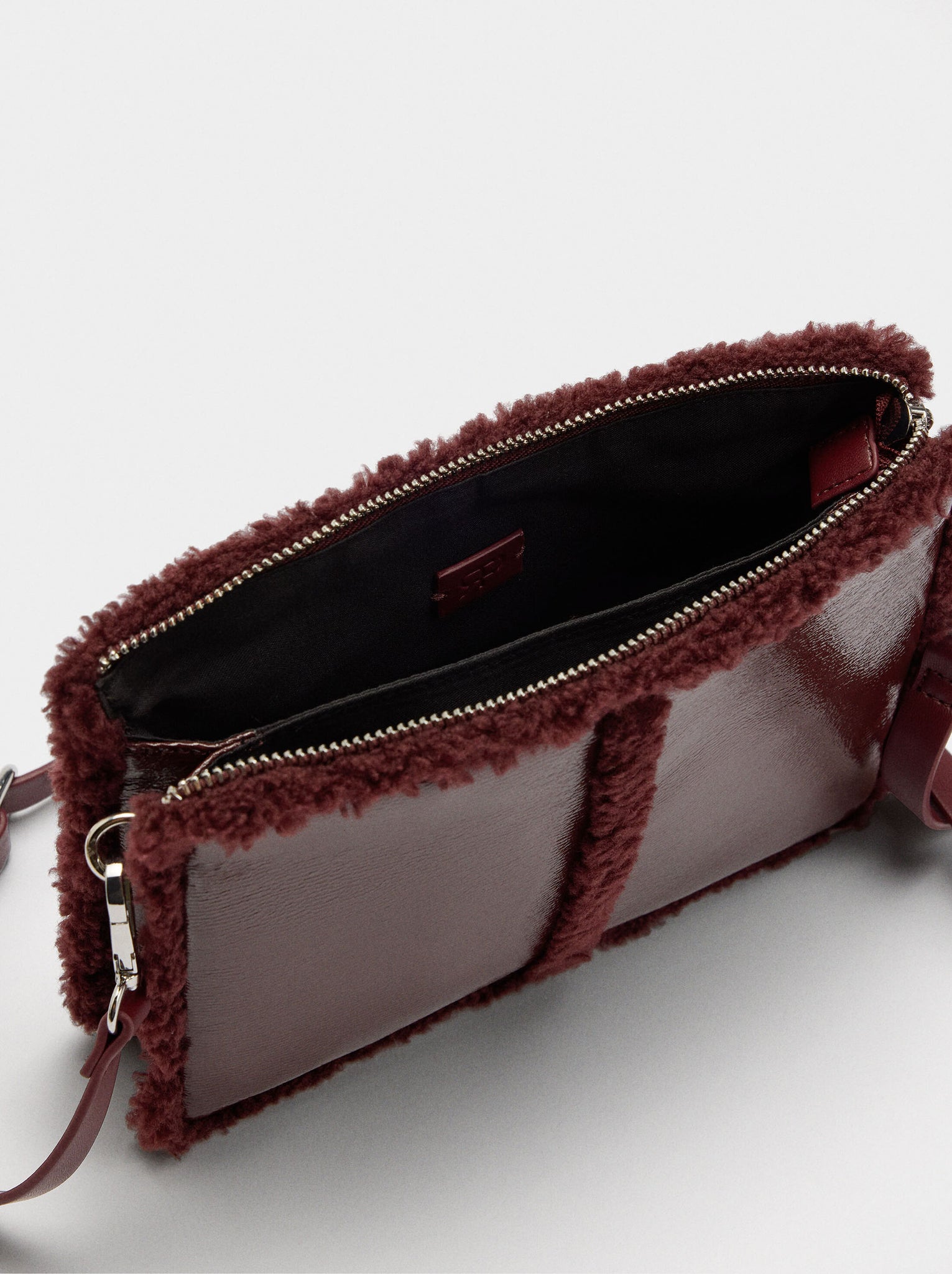 Bolso bandolera bordes efecto pelo