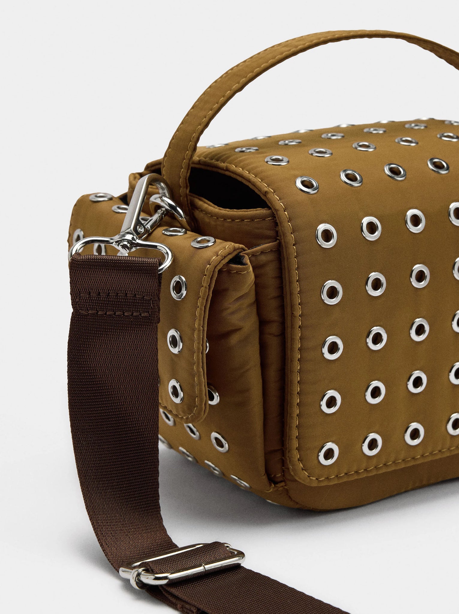 Bolso bandolera de nylon con tachuelas