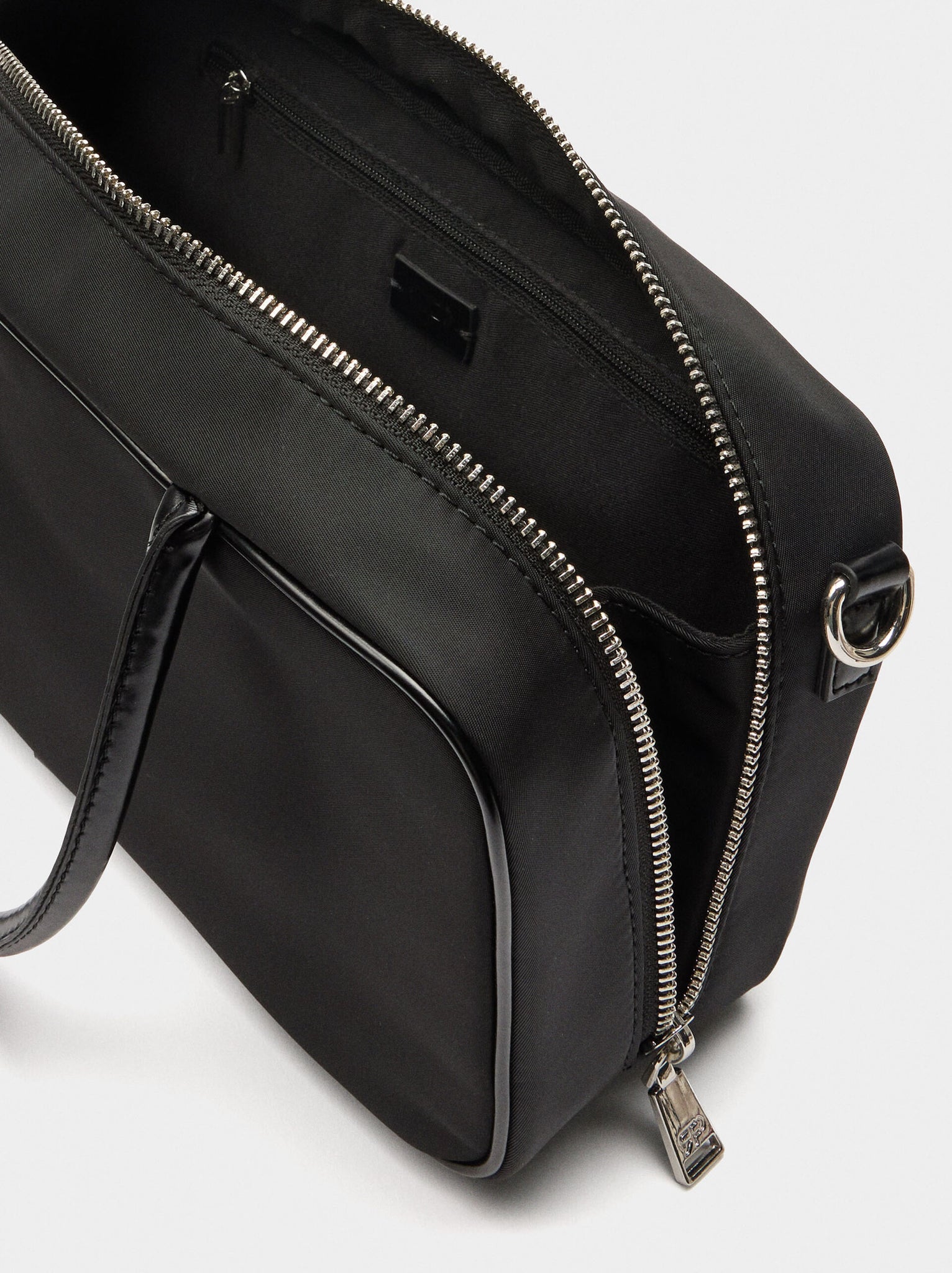 Bolso bowling de nylon con colgante