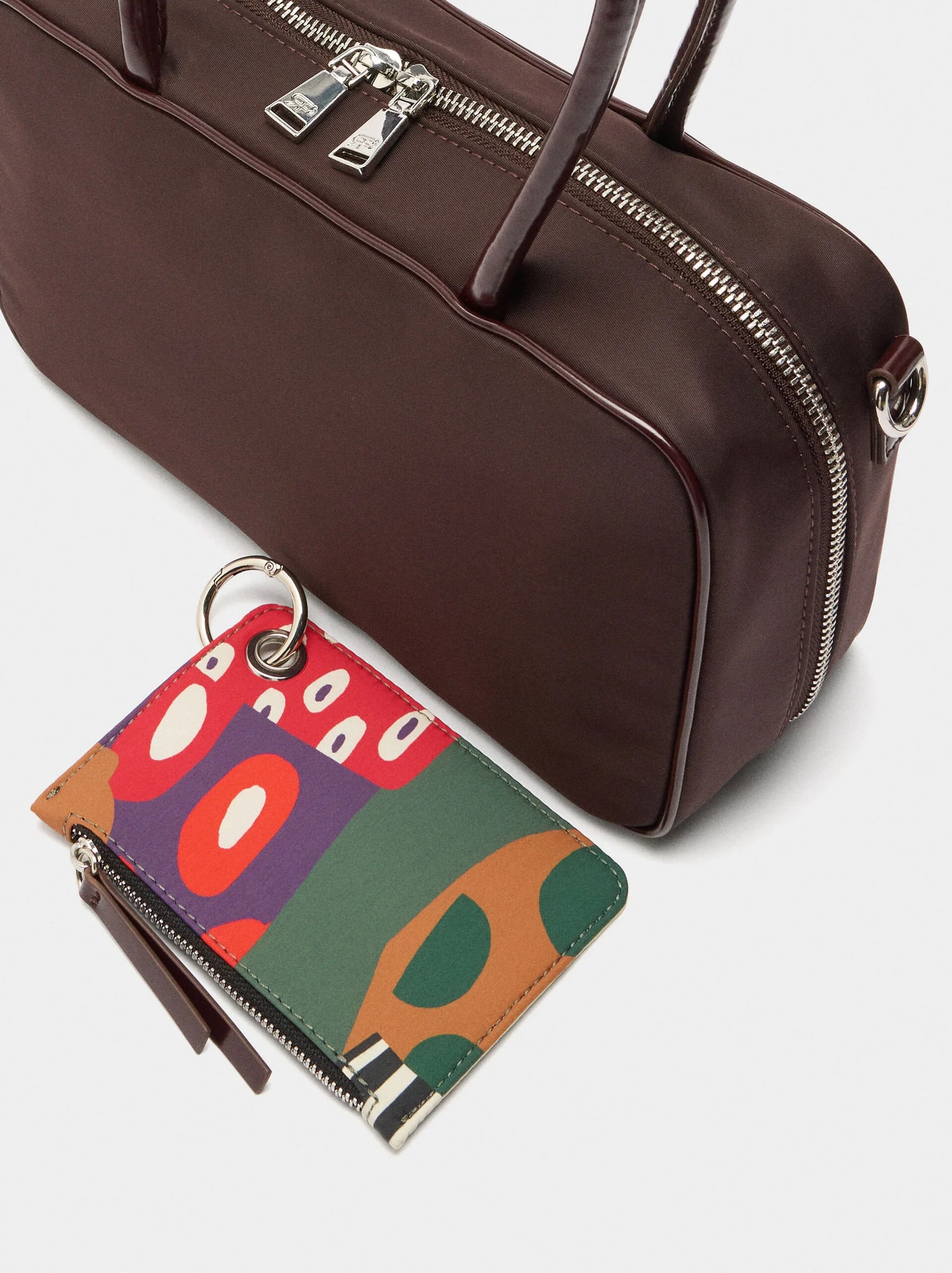 Bolso bowling de nylon con colgante