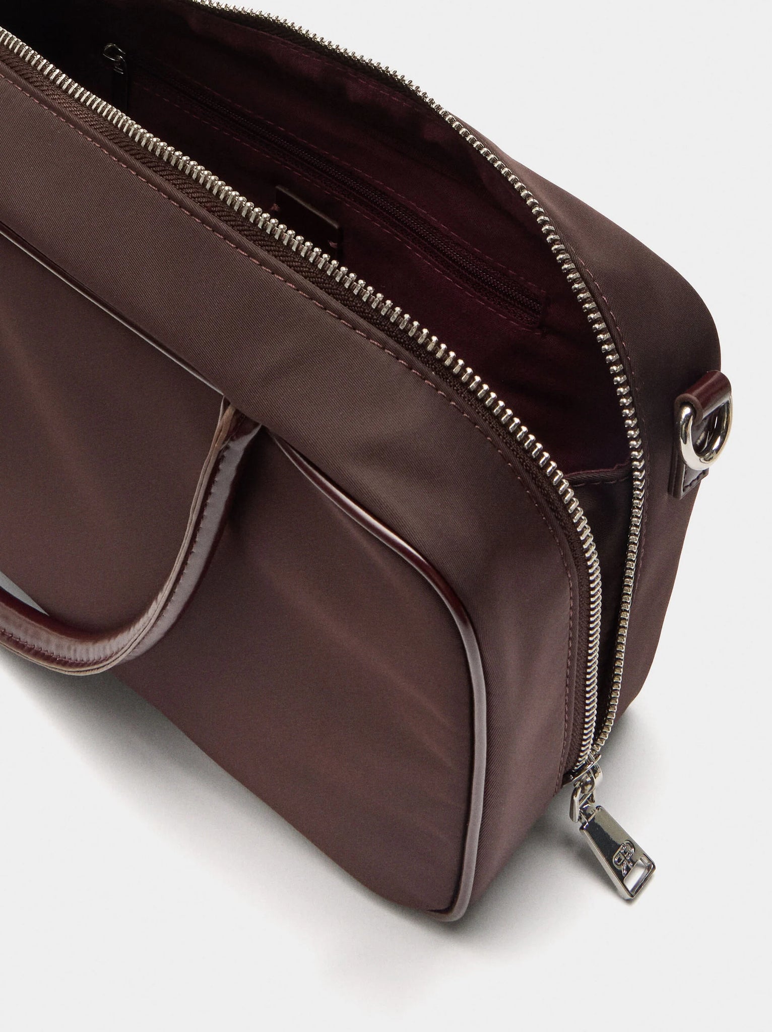 Bolso bowling de nylon con colgante