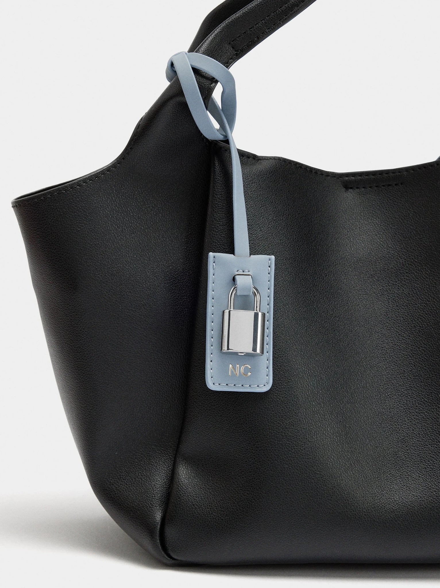 Bolso tote con penduro