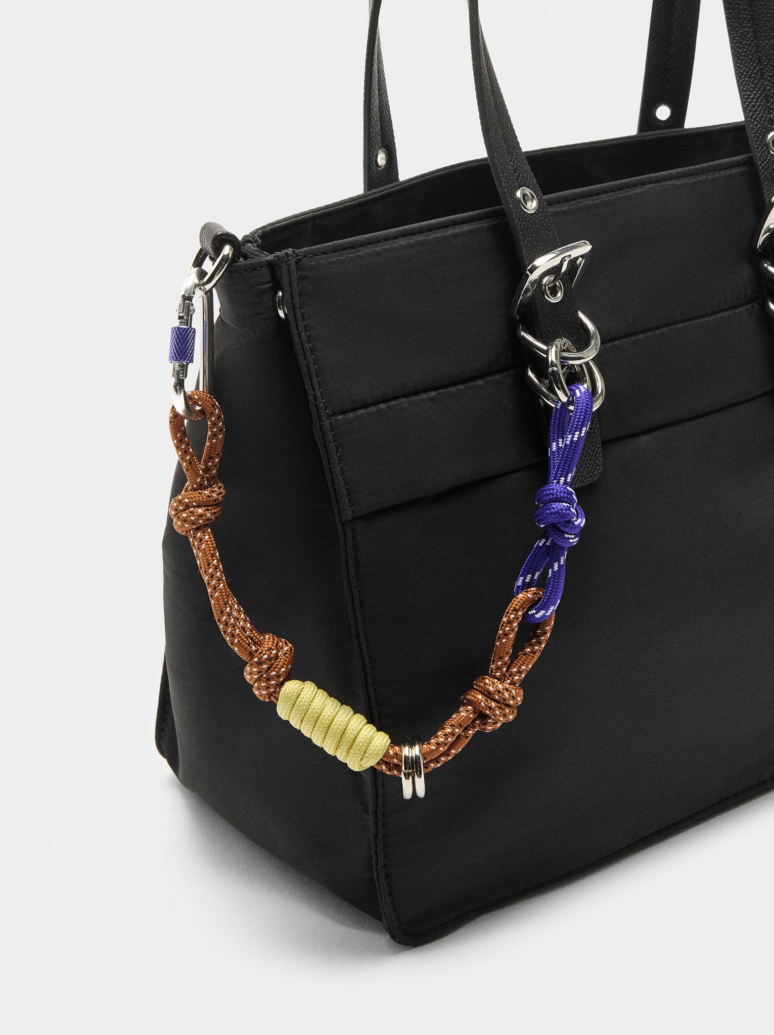 Bolso tote de nylon con colgante