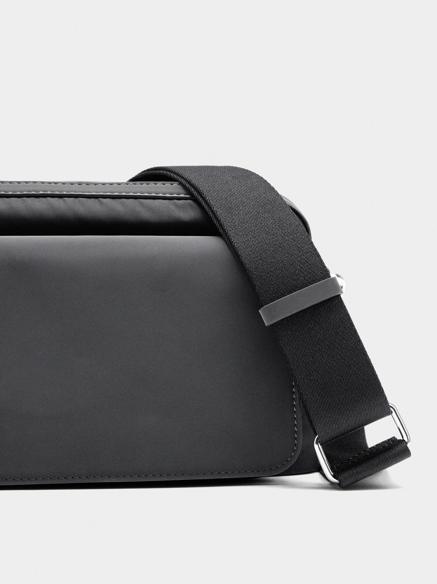 Bolso bandolera de nylon con solapa