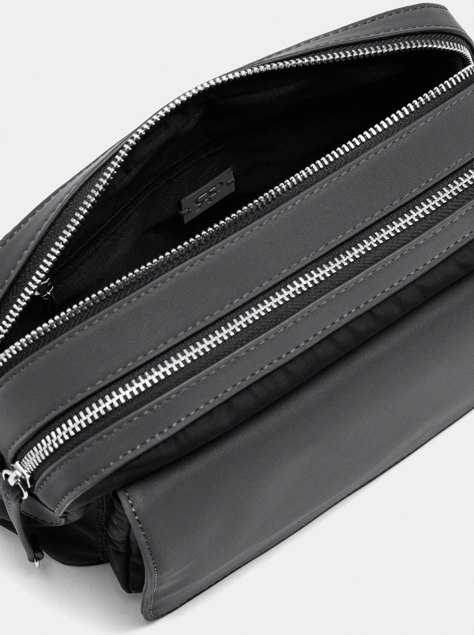 Bolso bandolera de nylon con solapa