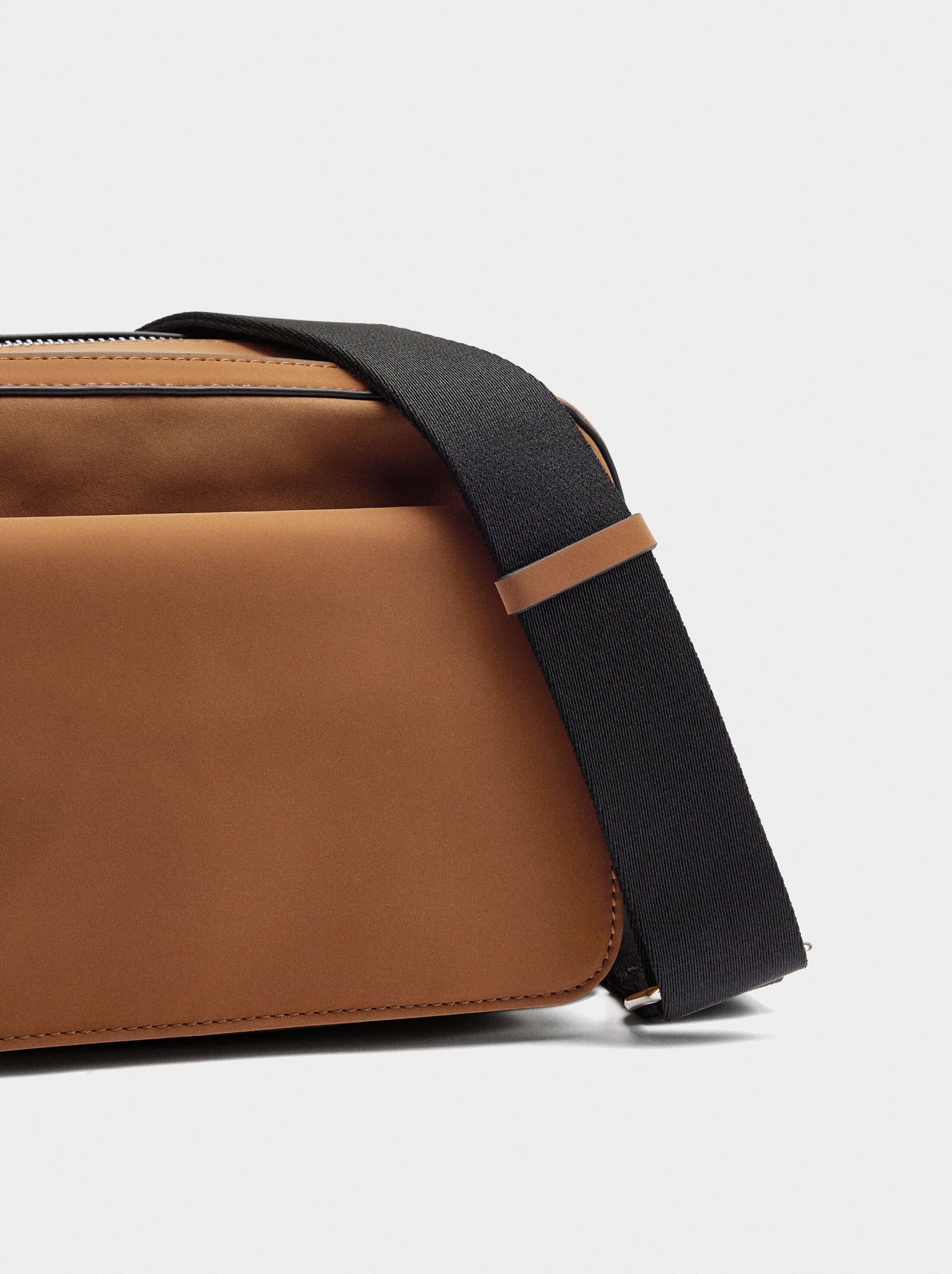 Bolso bandolera de nylon con solapa