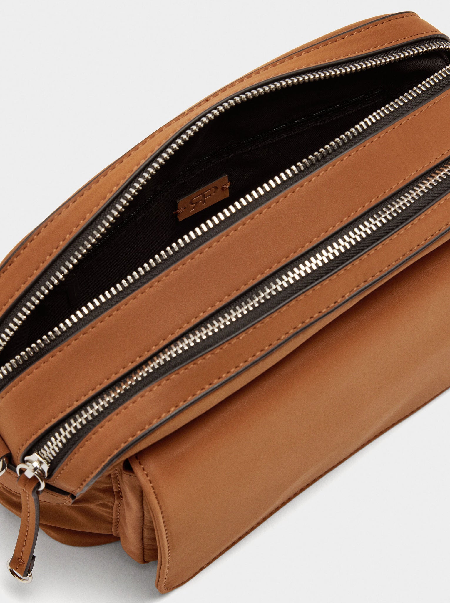 Bolso bandolera de nylon con solapa