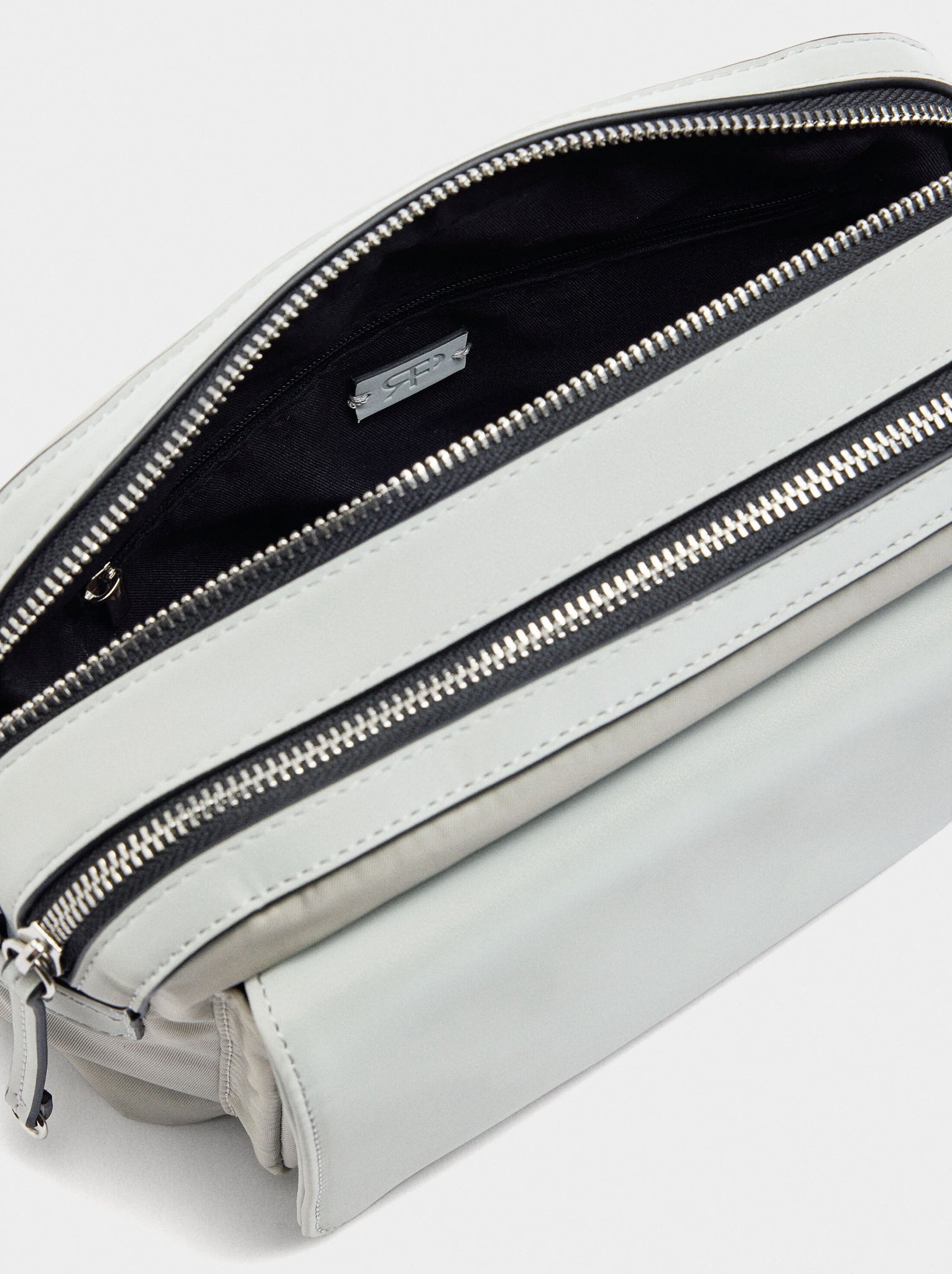 Bolso bandolera de nylon con solapa