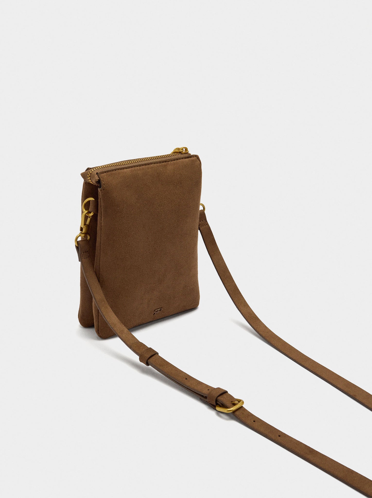 Bolso bandolera con textura y tachuelas