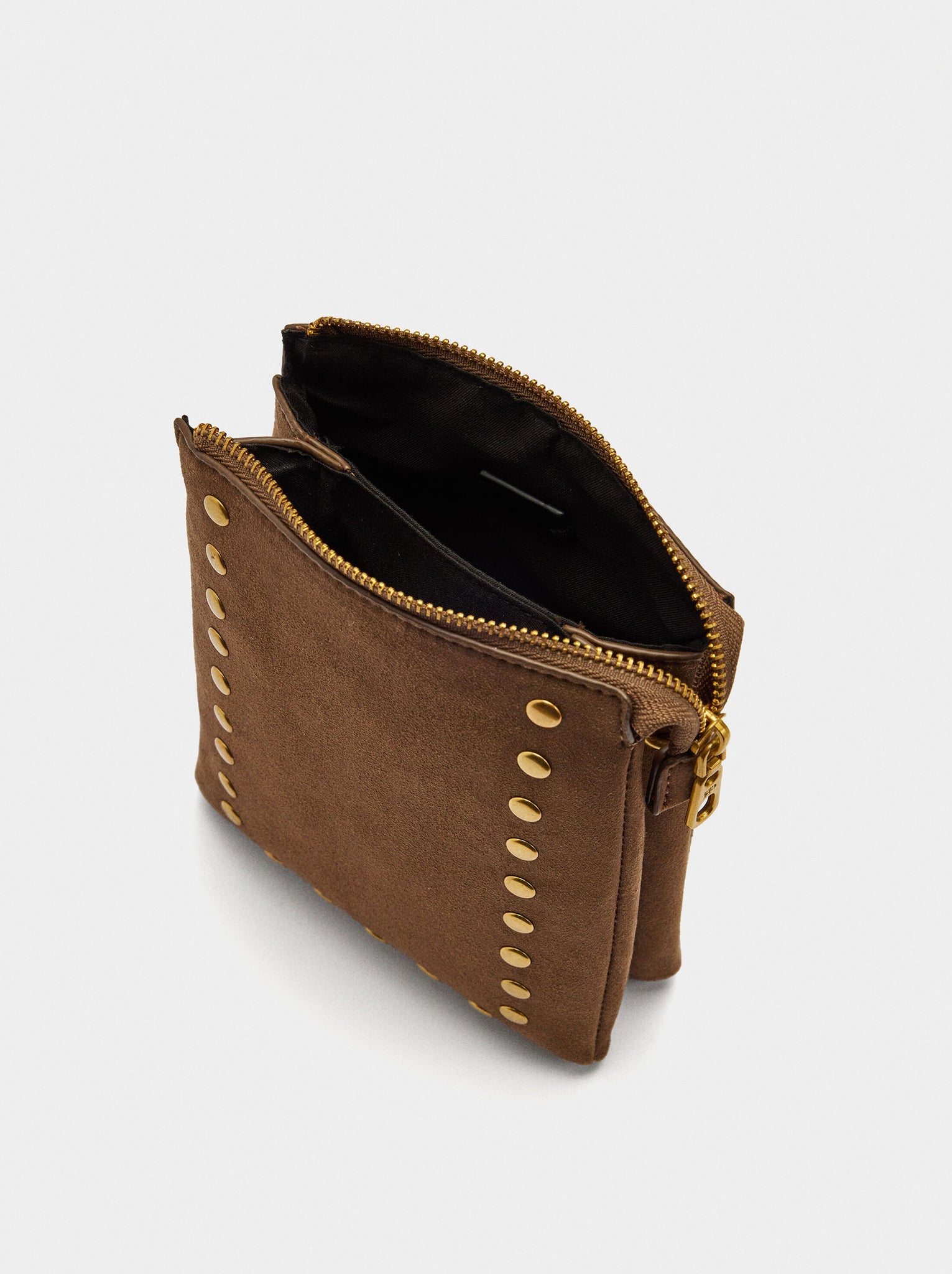 Bolso bandolera con textura y tachuelas