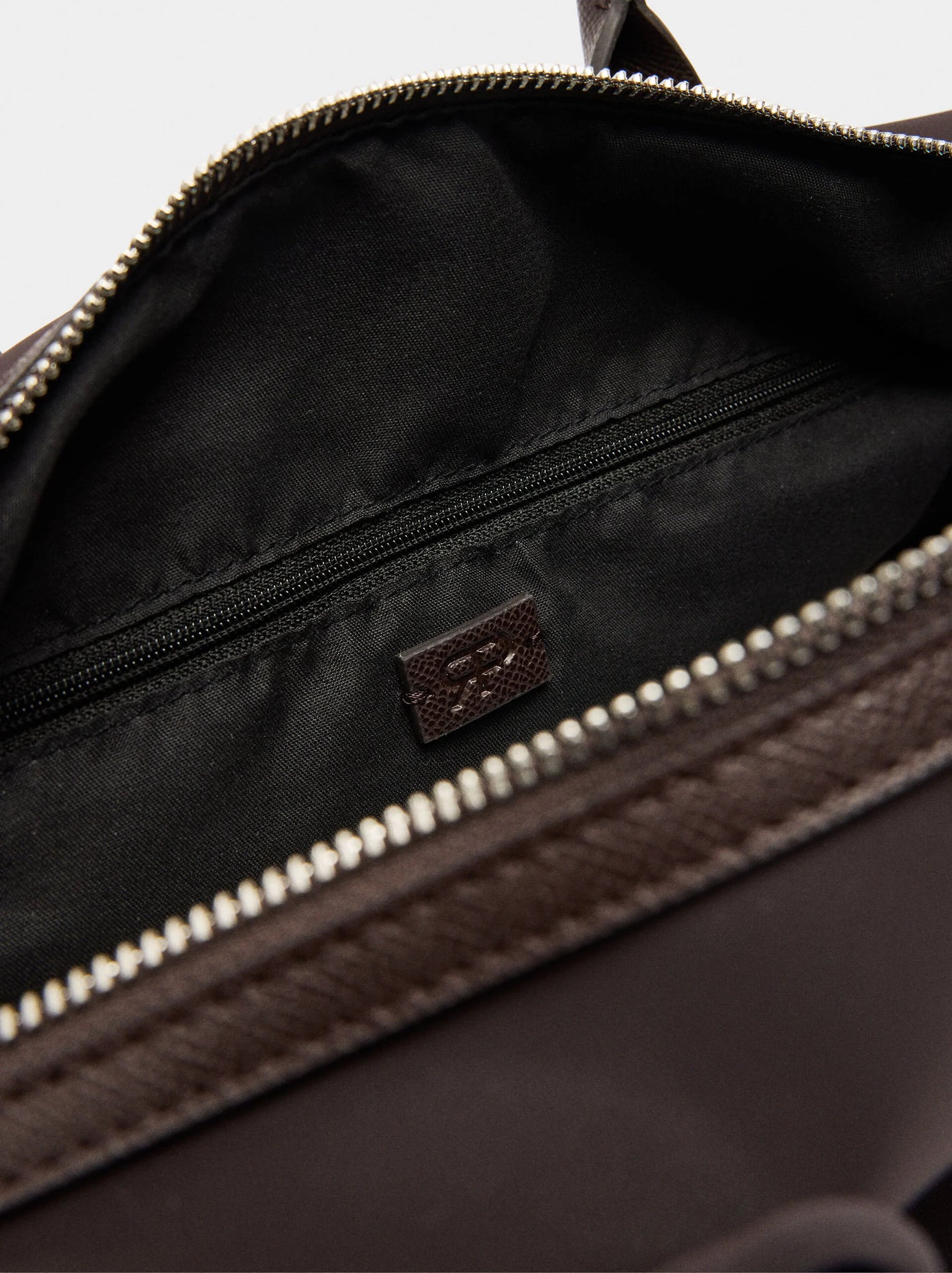 Bolso shopper de textura suave con colgante