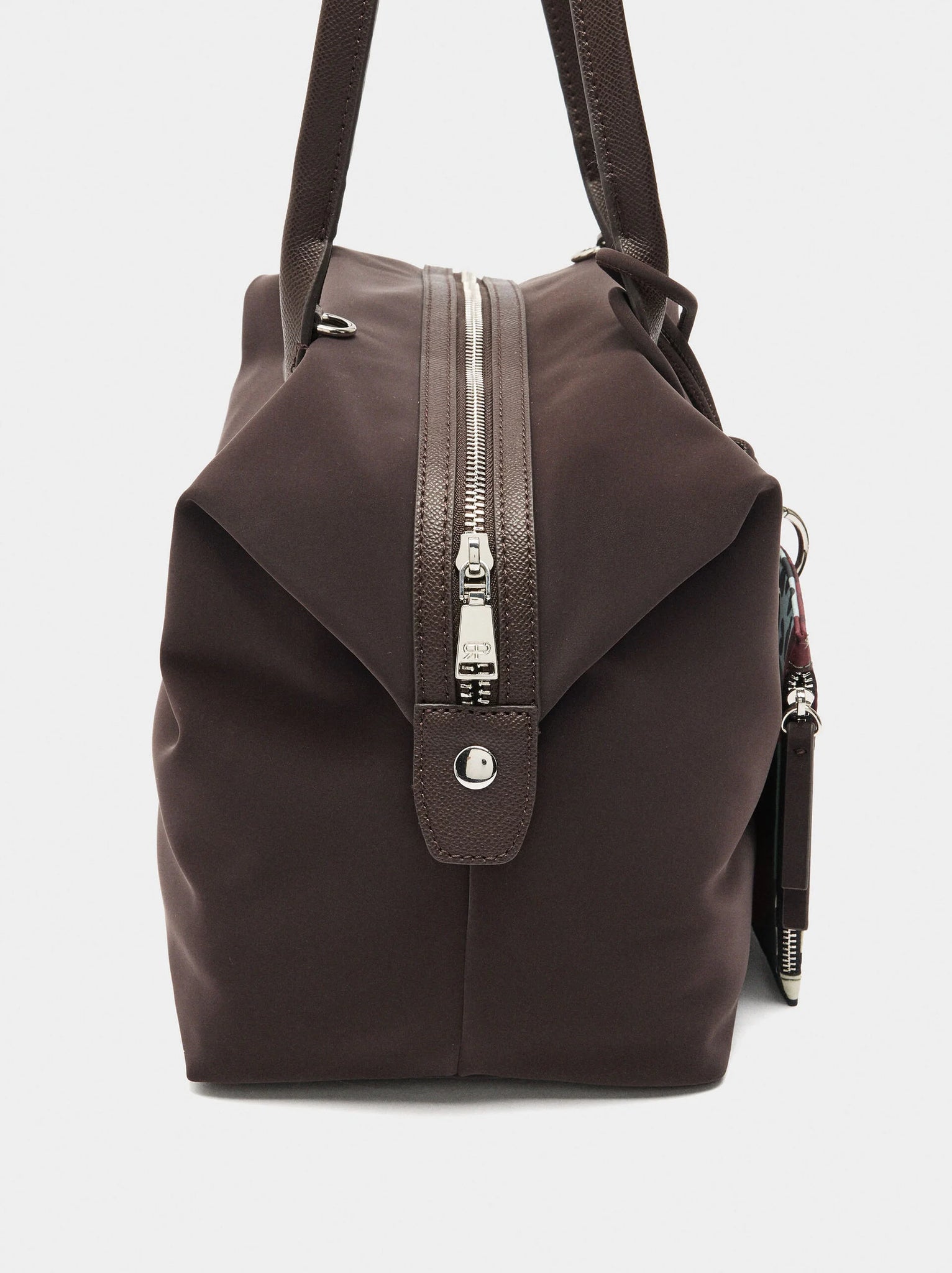 Bolso shopper de textura suave con colgante