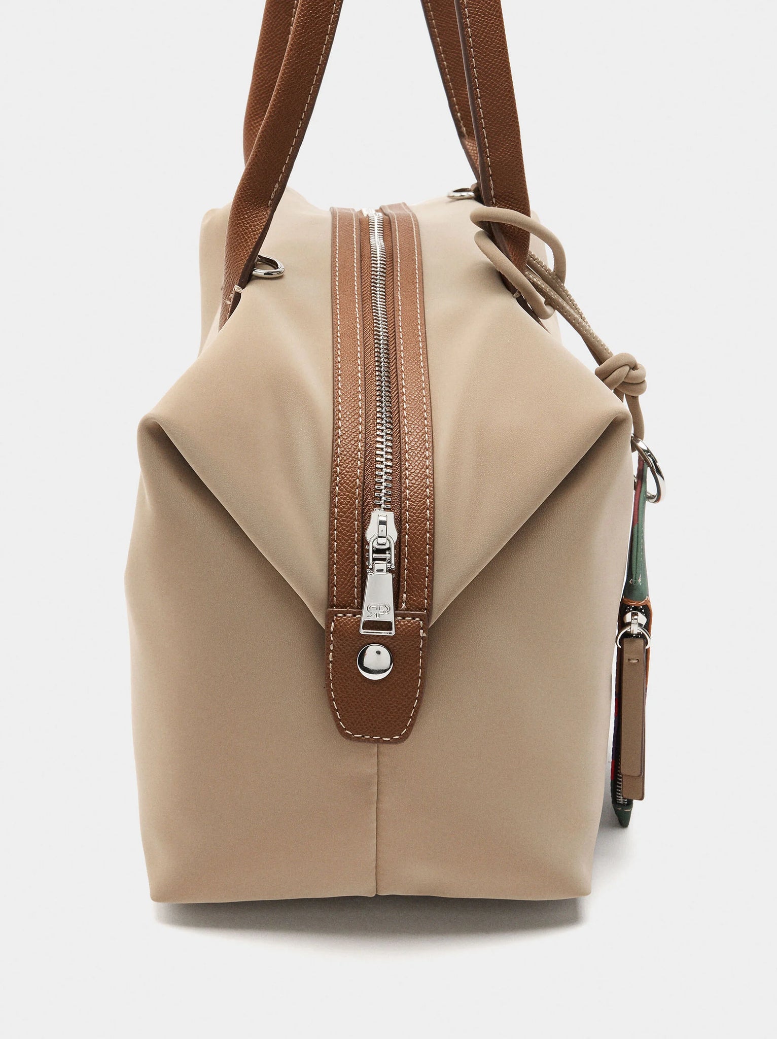 Bolso shopper de textura suave con colgante