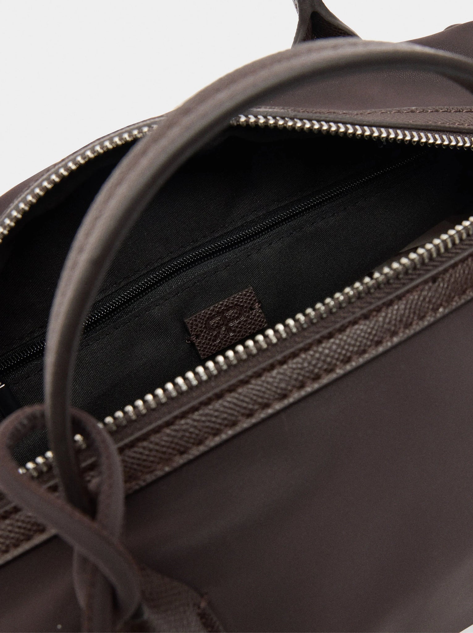 Bolso tote textura suave con colgante