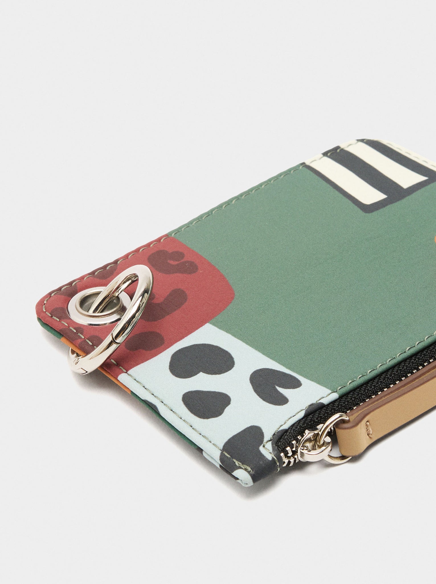 Bolso tote textura suave con colgante