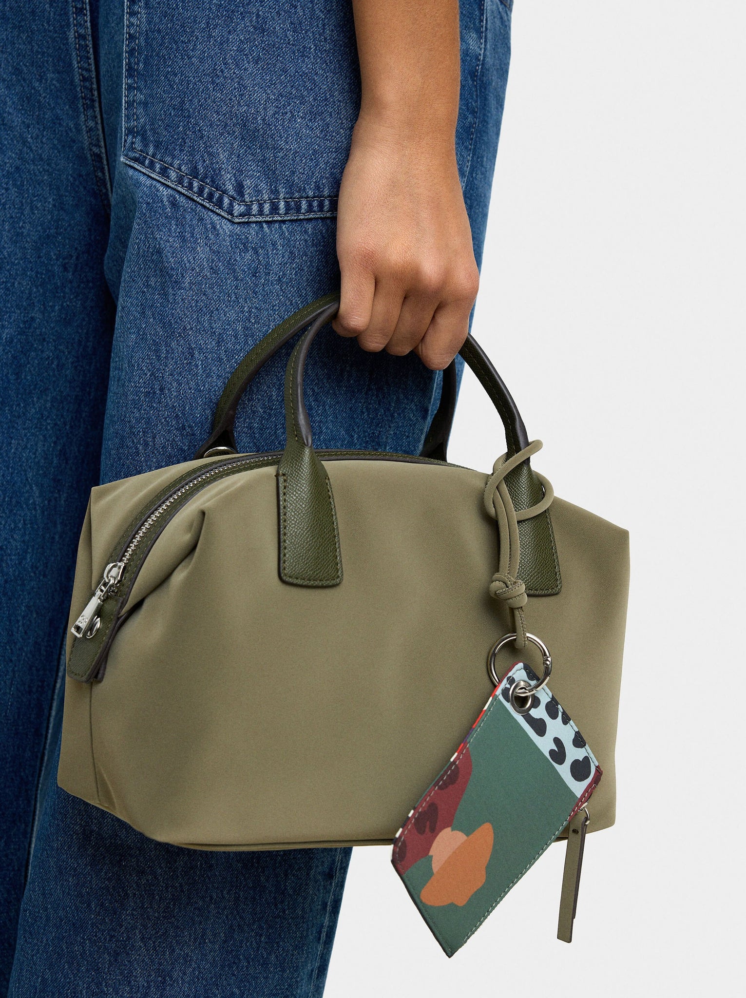 Bolso tote textura suave con colgante