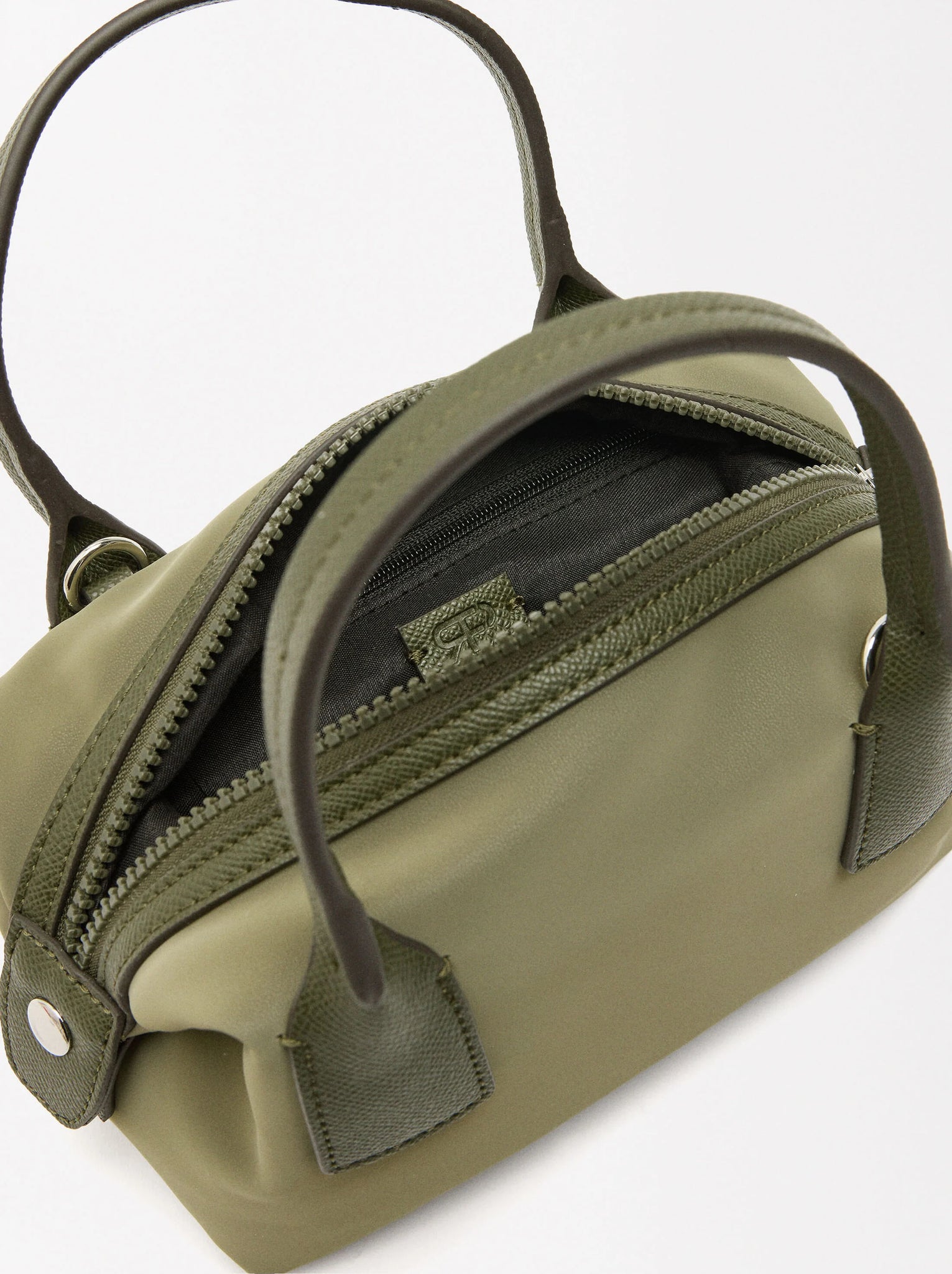 Bolso de mano de textura suave