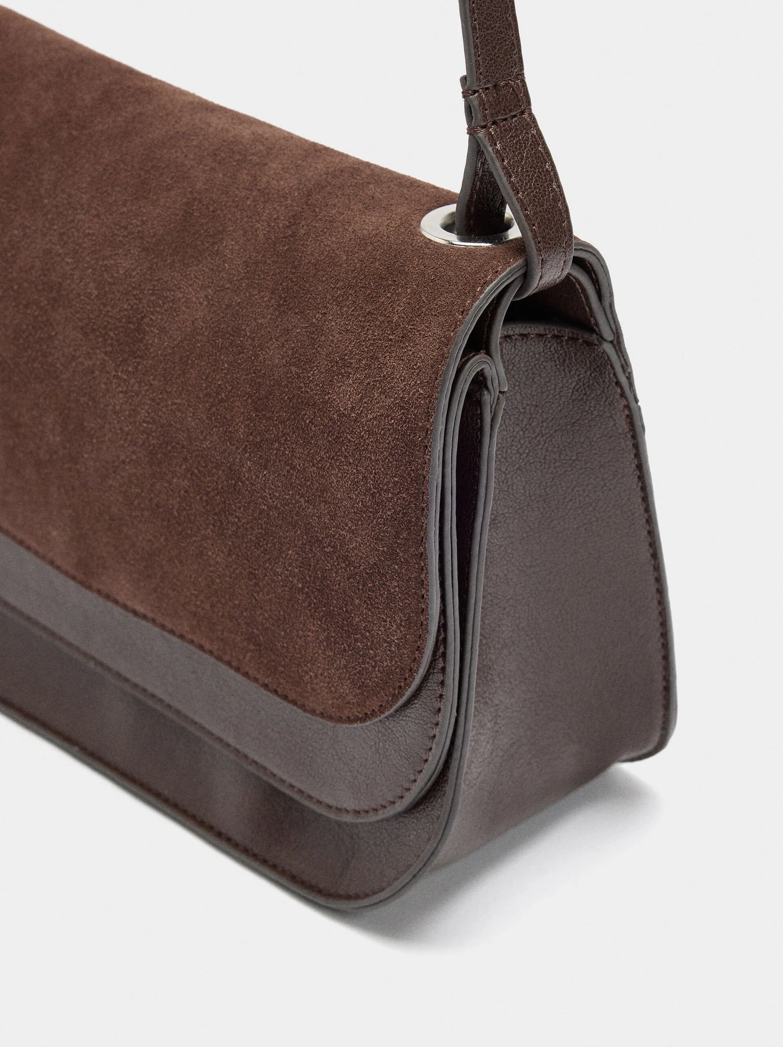 Bolso bandolera con solapa doble